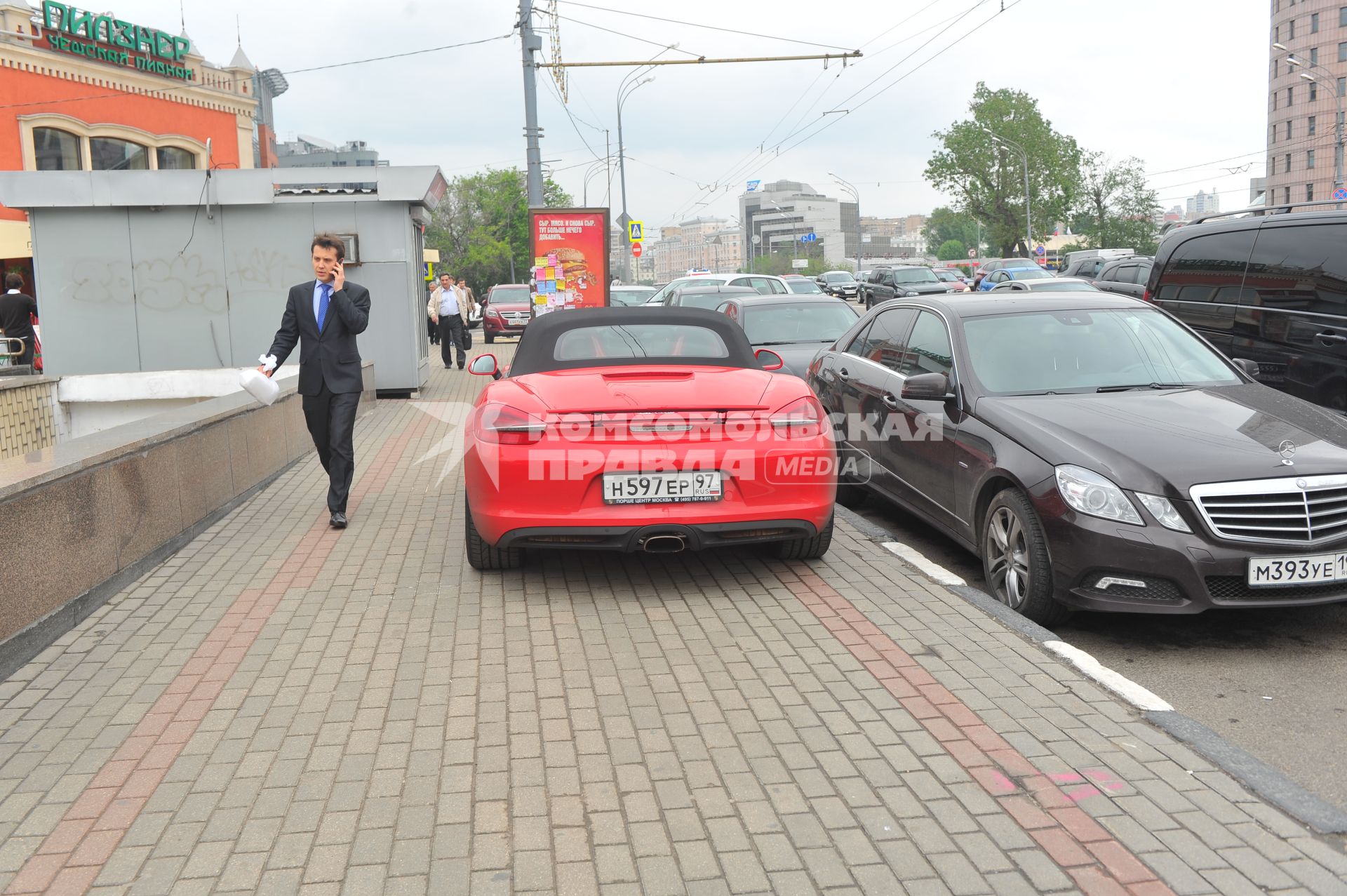 Припаркованный Ferrari на пешеходной зоне.