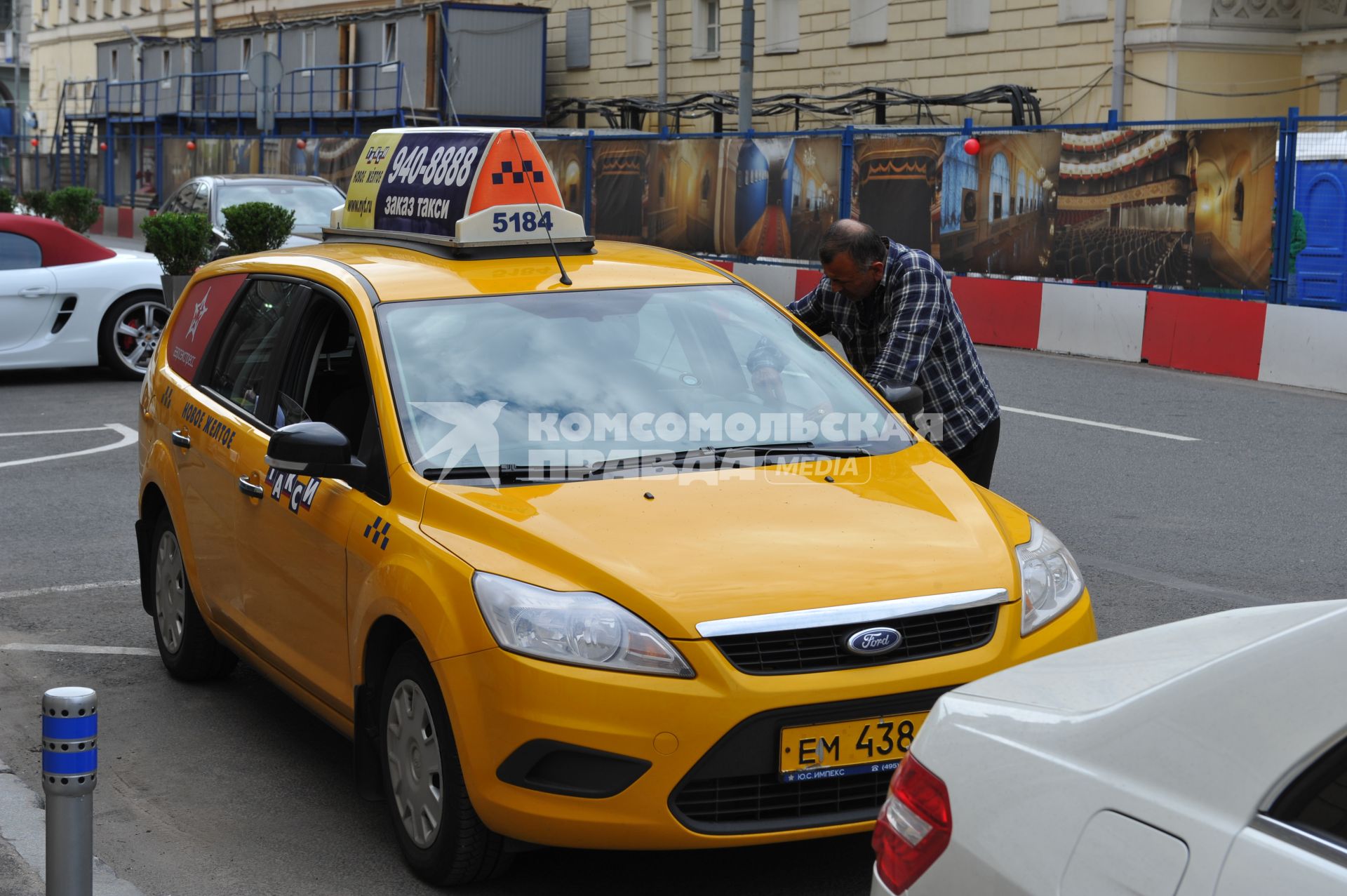 Желтое такси на улицах Москвы.