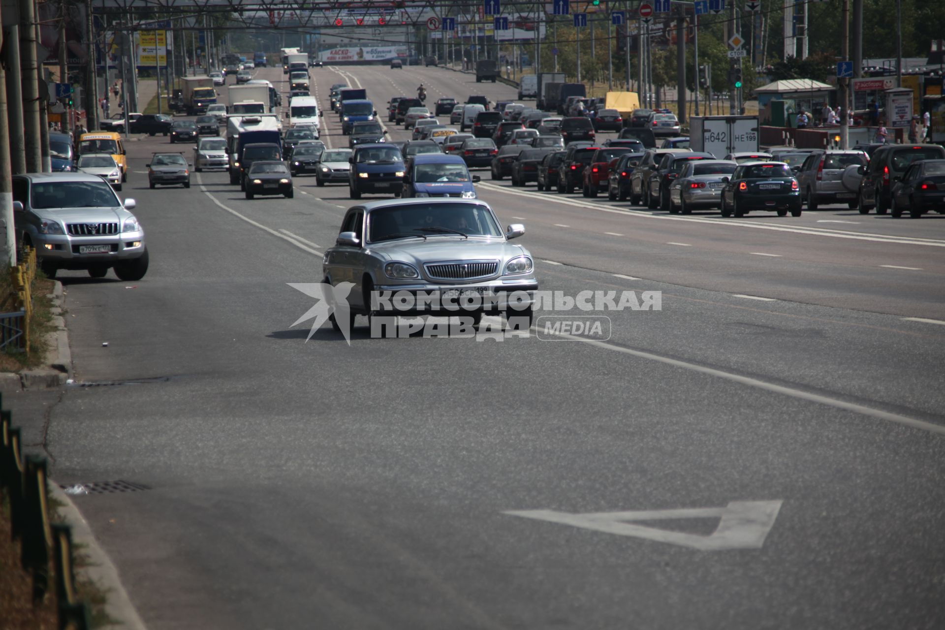 Волоколамское шоссе в районе Щукинской. На снимке: автомобиль едет по полосе, предназначенной для движения общественного транспорта.