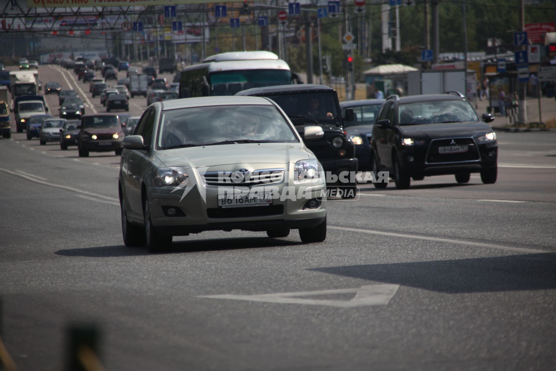 Волоколамское шоссе в районе Щукинской. На снимке: автомобиль едет по полосе, предназначенной для движения общественного транспорта.