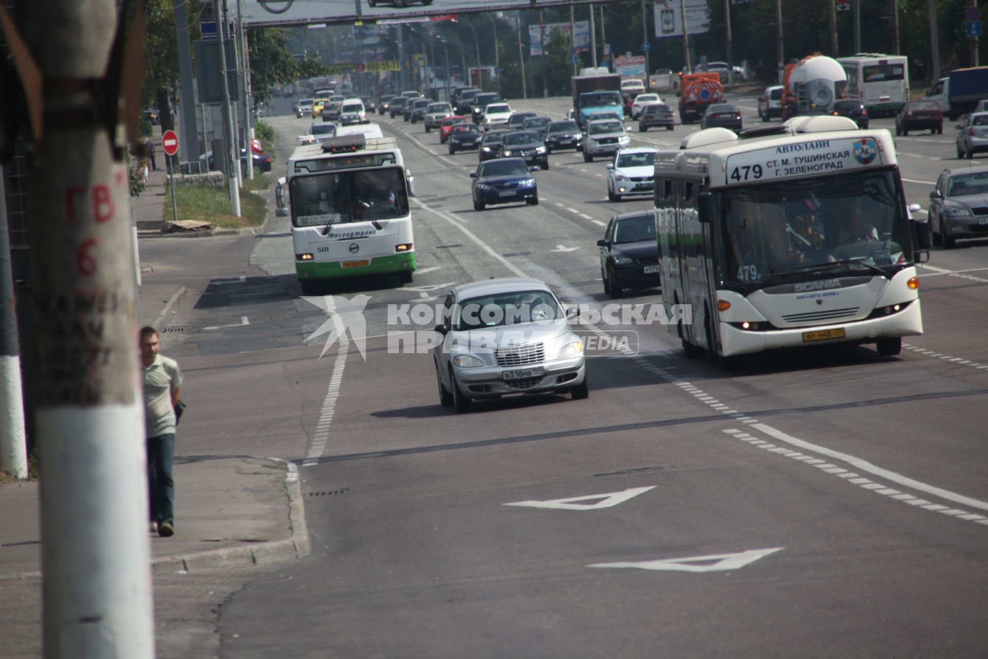 Волоколамское шоссе в районе Щукинской. На снимке: автомобиль едет по полосе, предназначенной для движения общественного транспорта.