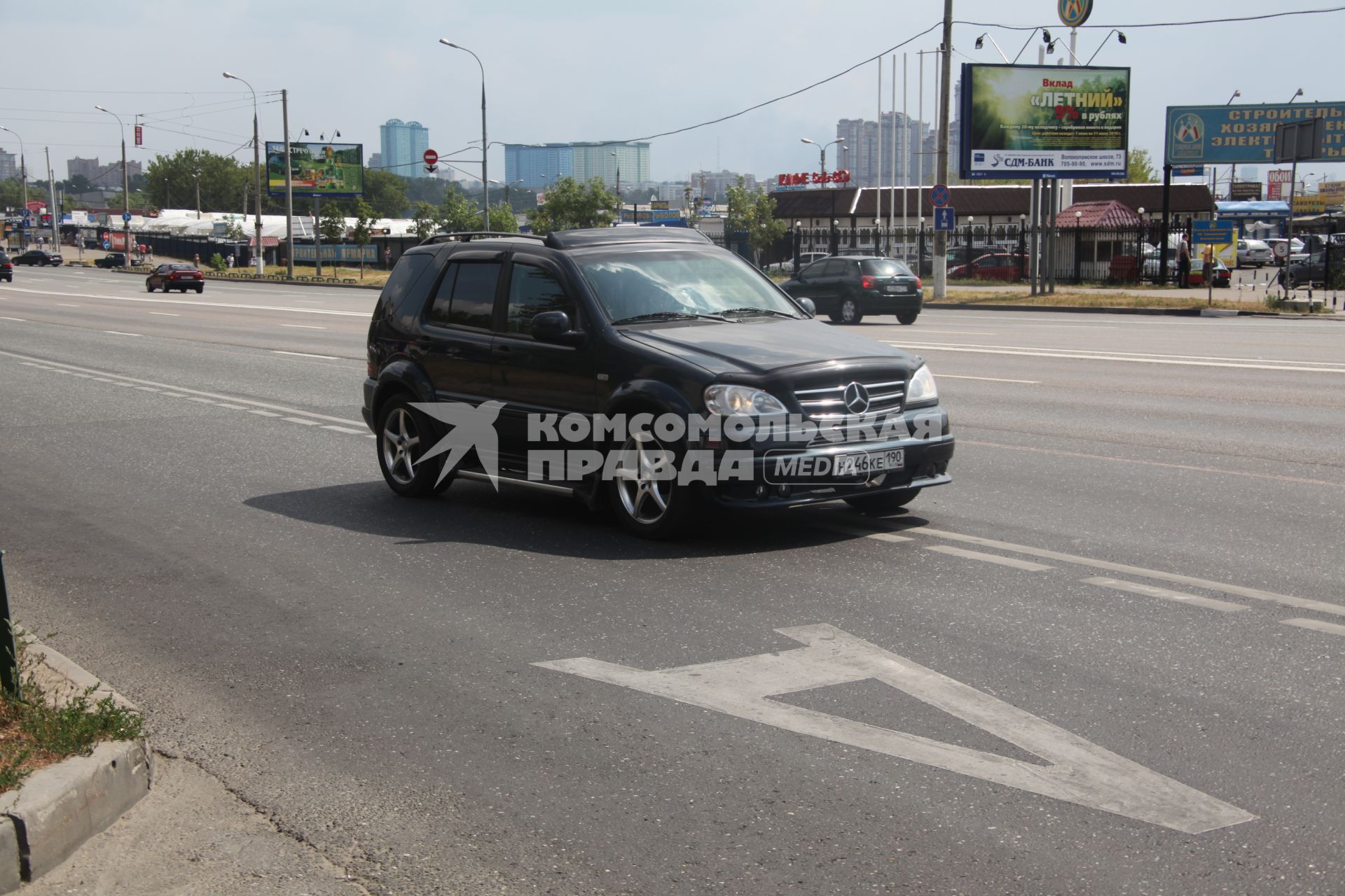 Волоколамское шоссе в районе Щукинской. На снимке: автомобиль едет по полосе, предназначенной для движения общественного транспорта.