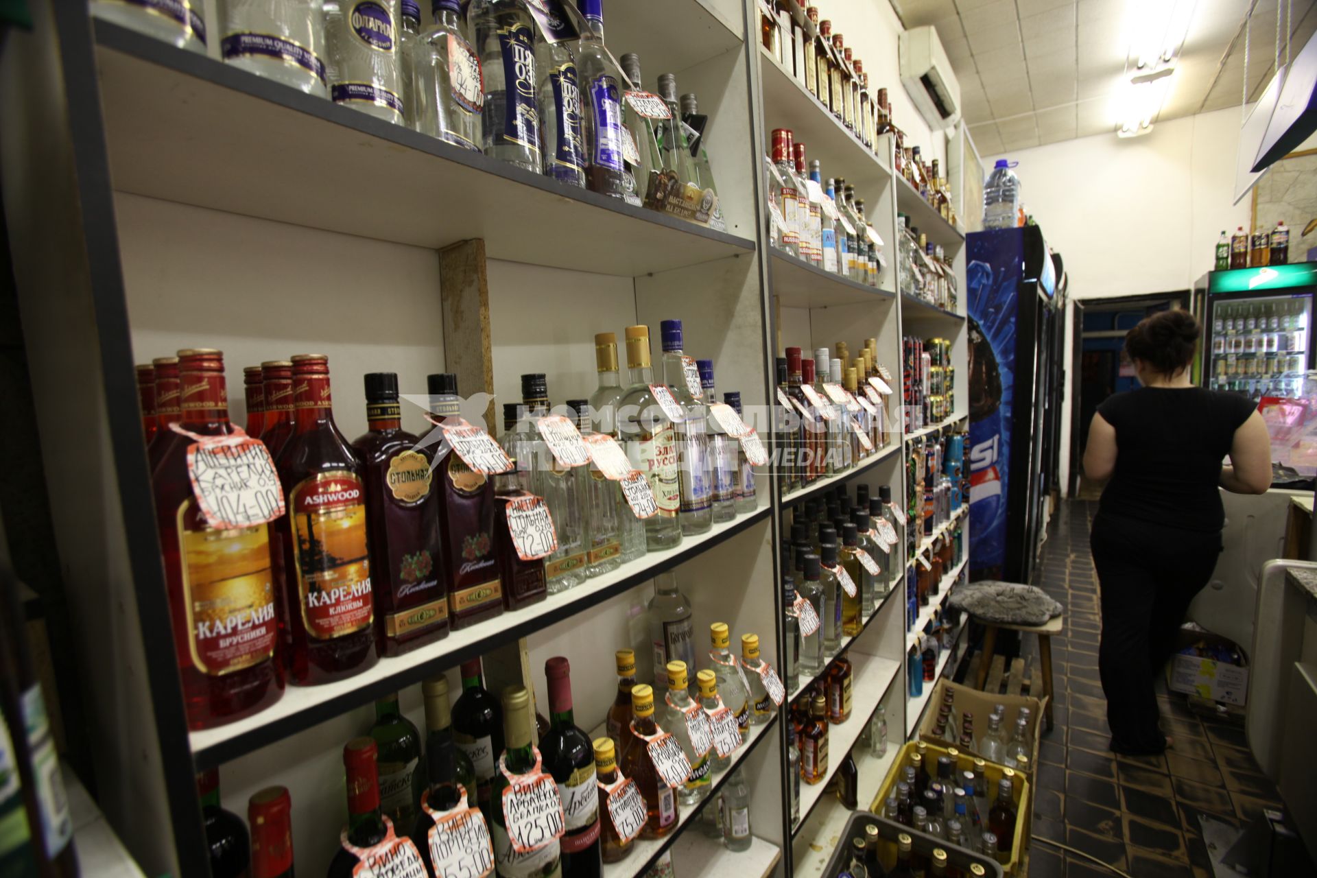 Отдел алкогольной продукции в магазине. На снимке: спиртные напитки на полках.