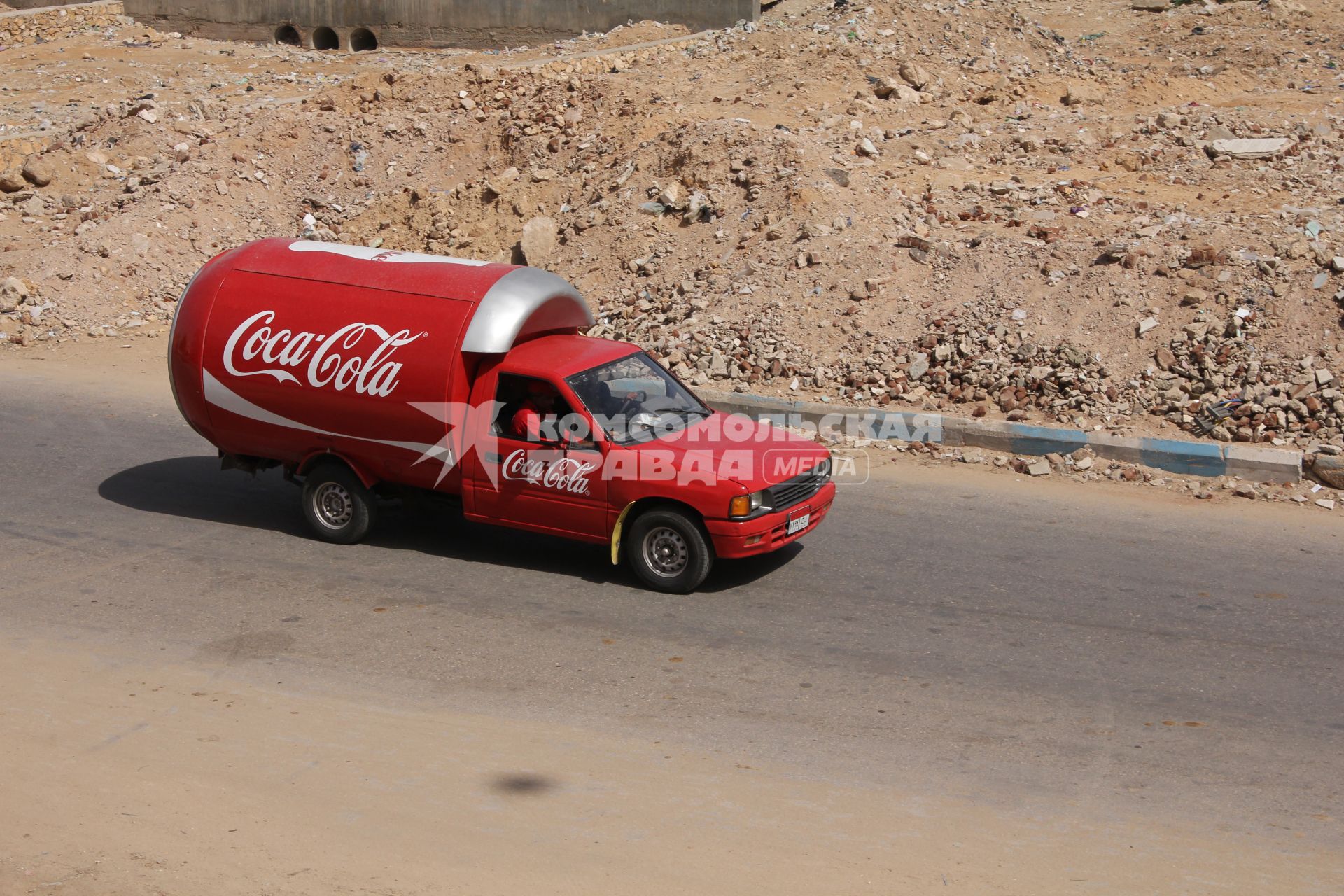 Египет. Эль-Саллум. На снимке: грузовой автомобиль Coca-Cola.