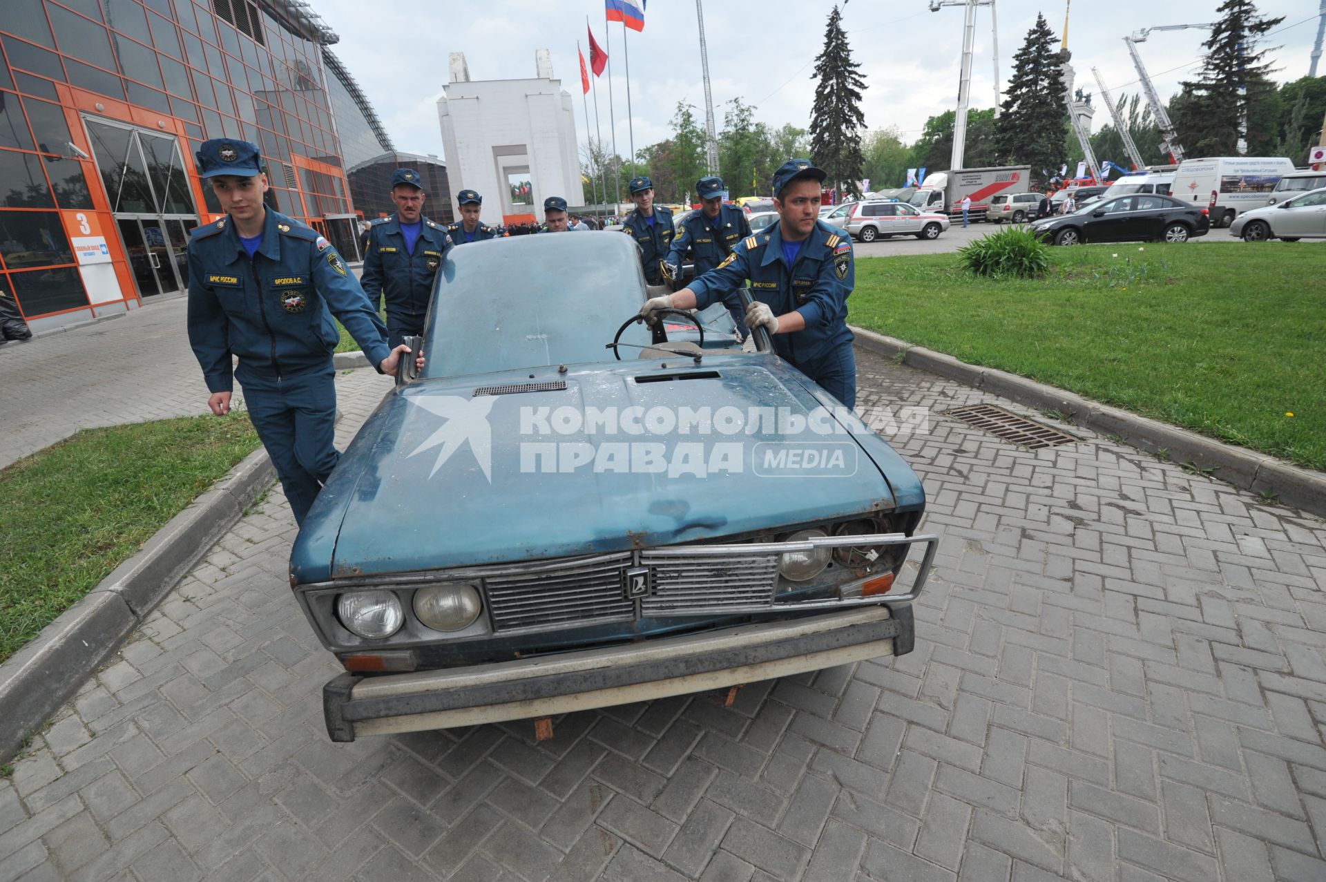 ВВЦ.  Международный салон по обеспечению безопасности `Комплексная безопасность-2013`. На снимке:  сотрудники МЧС и аварийный автомобиль.