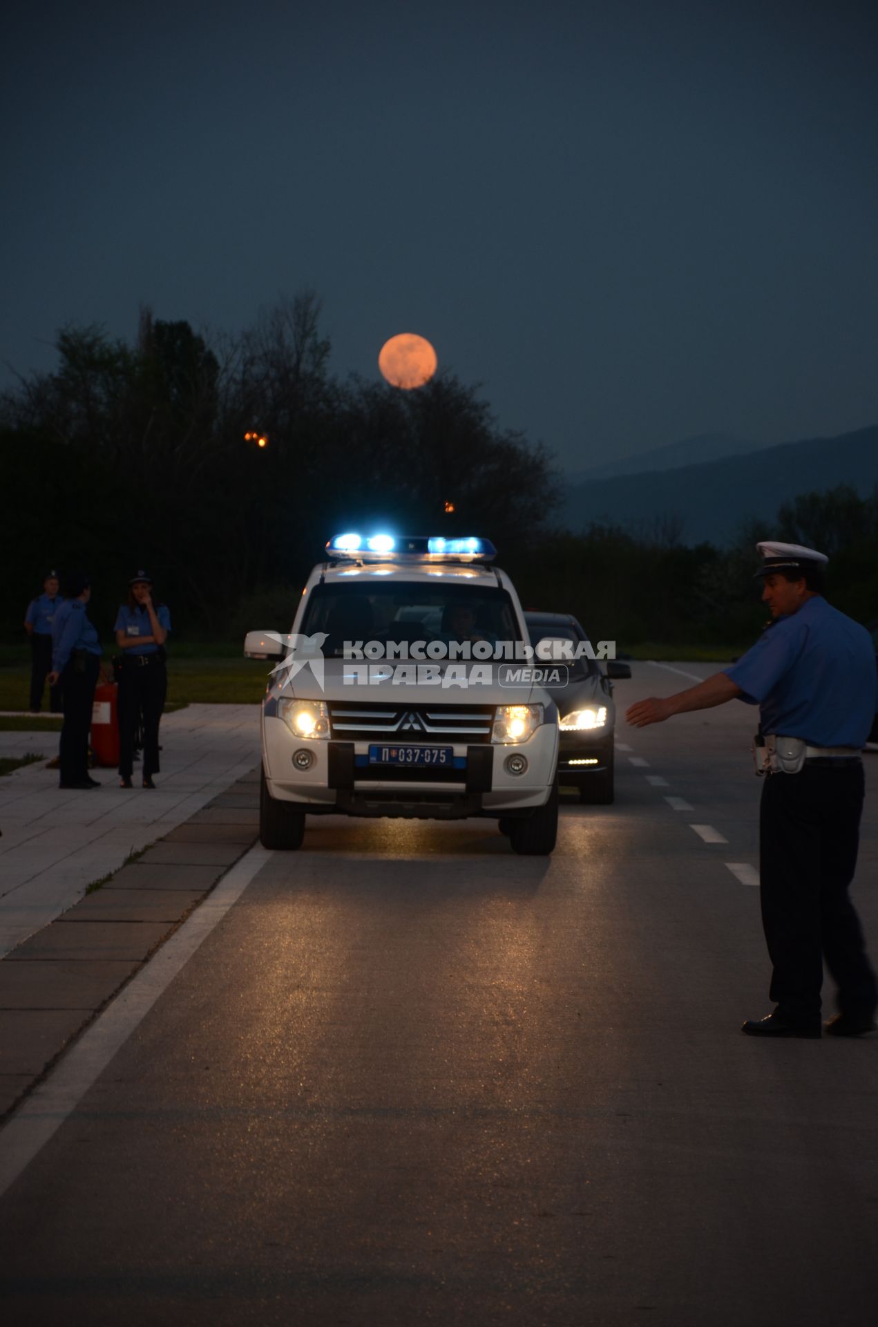 Визит главы МЧС В. Пучкова в Сербию. На снимке: автомобиль и полицейский.