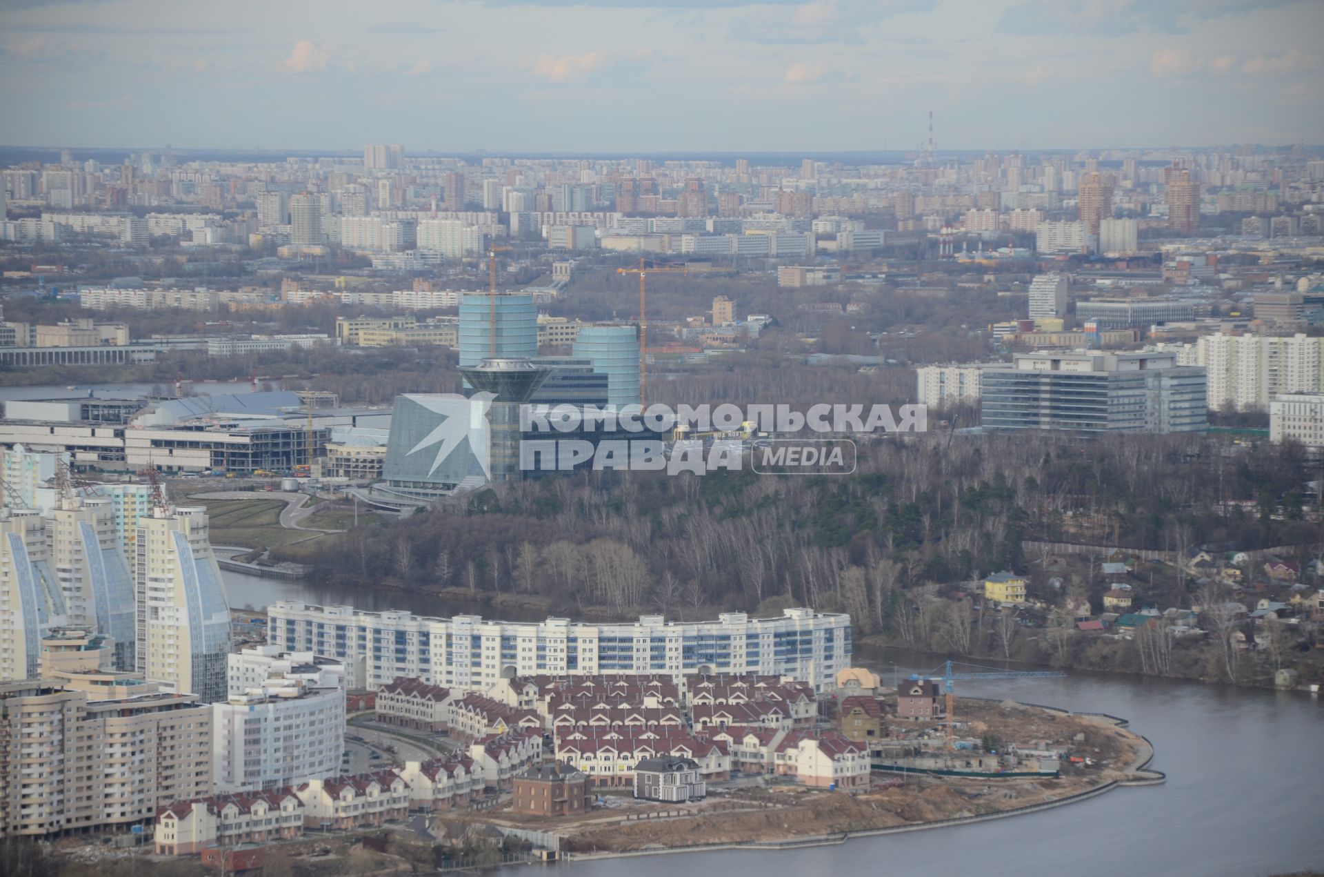 Полет на вертолете. На снимке: панорама Москвы из салона веролета.