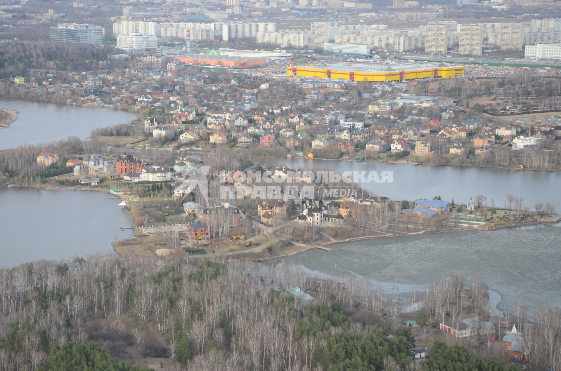 Полет на вертолете. На снимке: панорама Москвы из салона веролета.