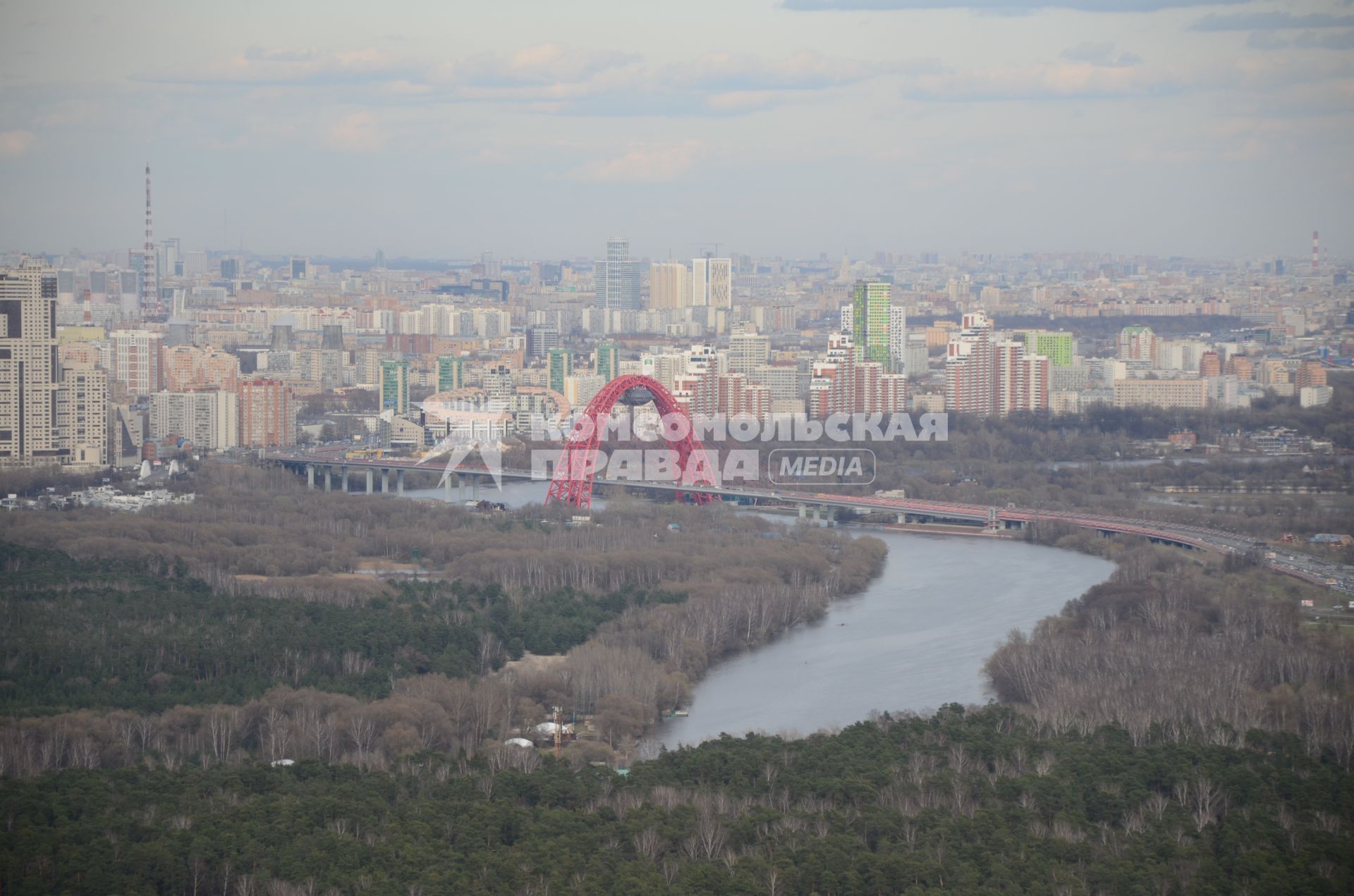 Полет на вертолете. На снимке: панорама Москвы из салона веролета.