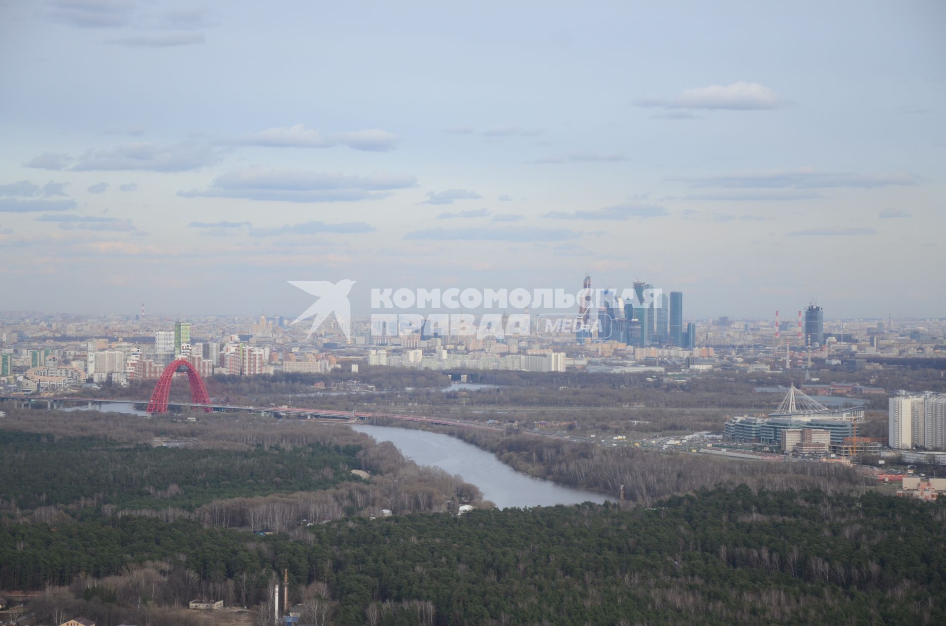 Полет на вертолете. На снимке: панорама Москвы из салона веролета.