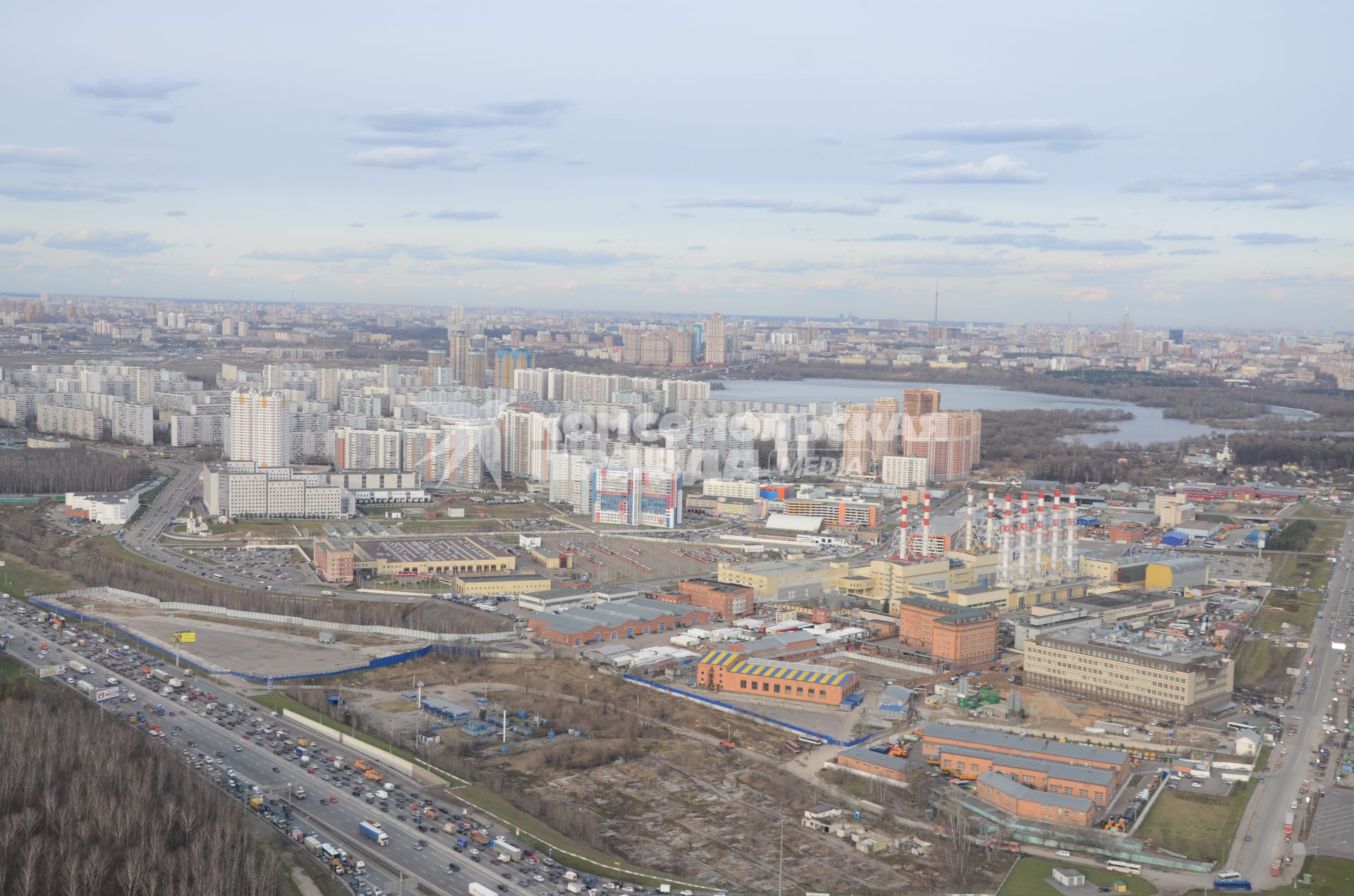 Полет на вертолете. На снимке: панорама Москвы из салона веролета.