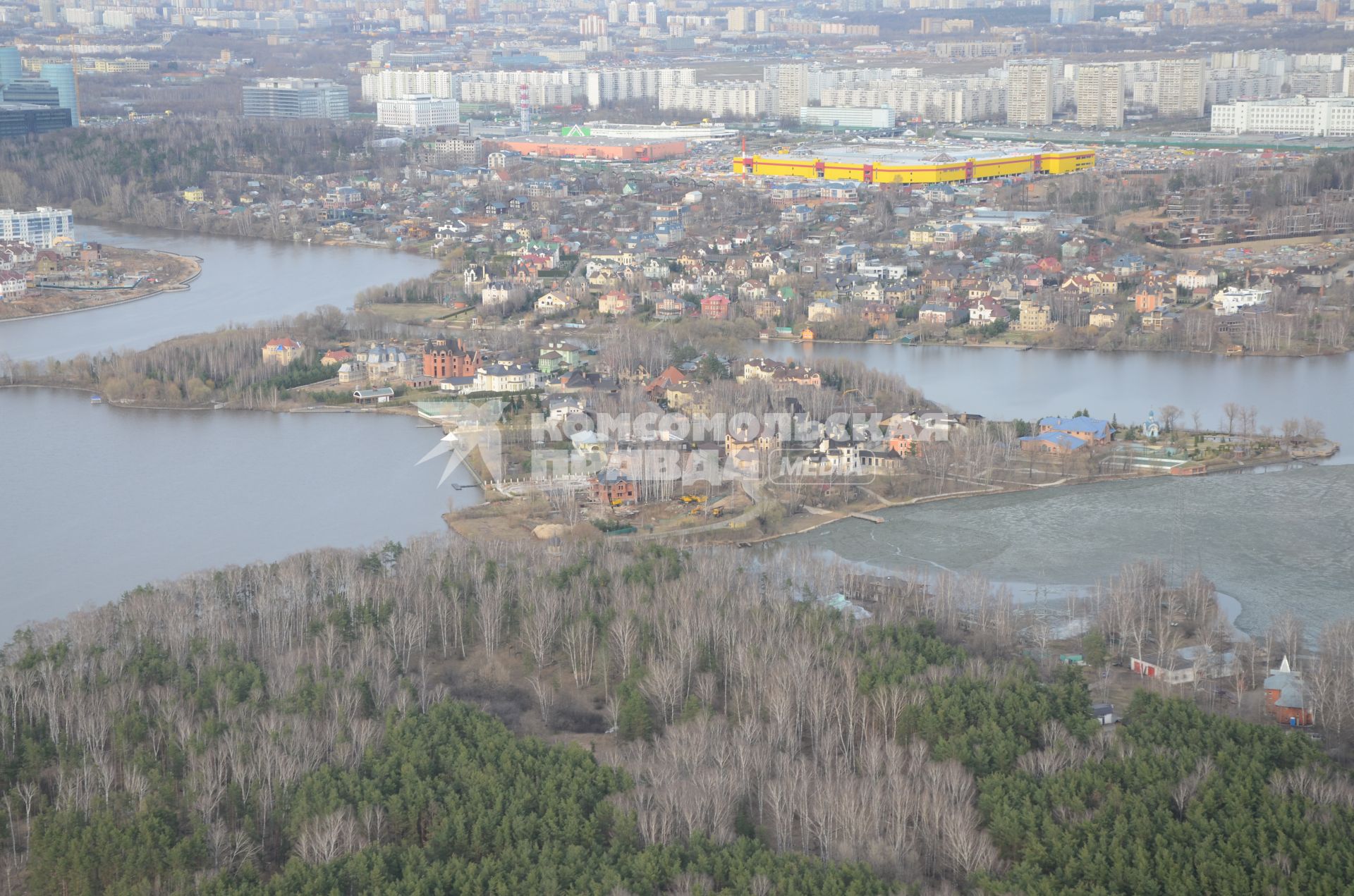 Полет на вертолете. На снимке: панорама Москвы из салона веролета.