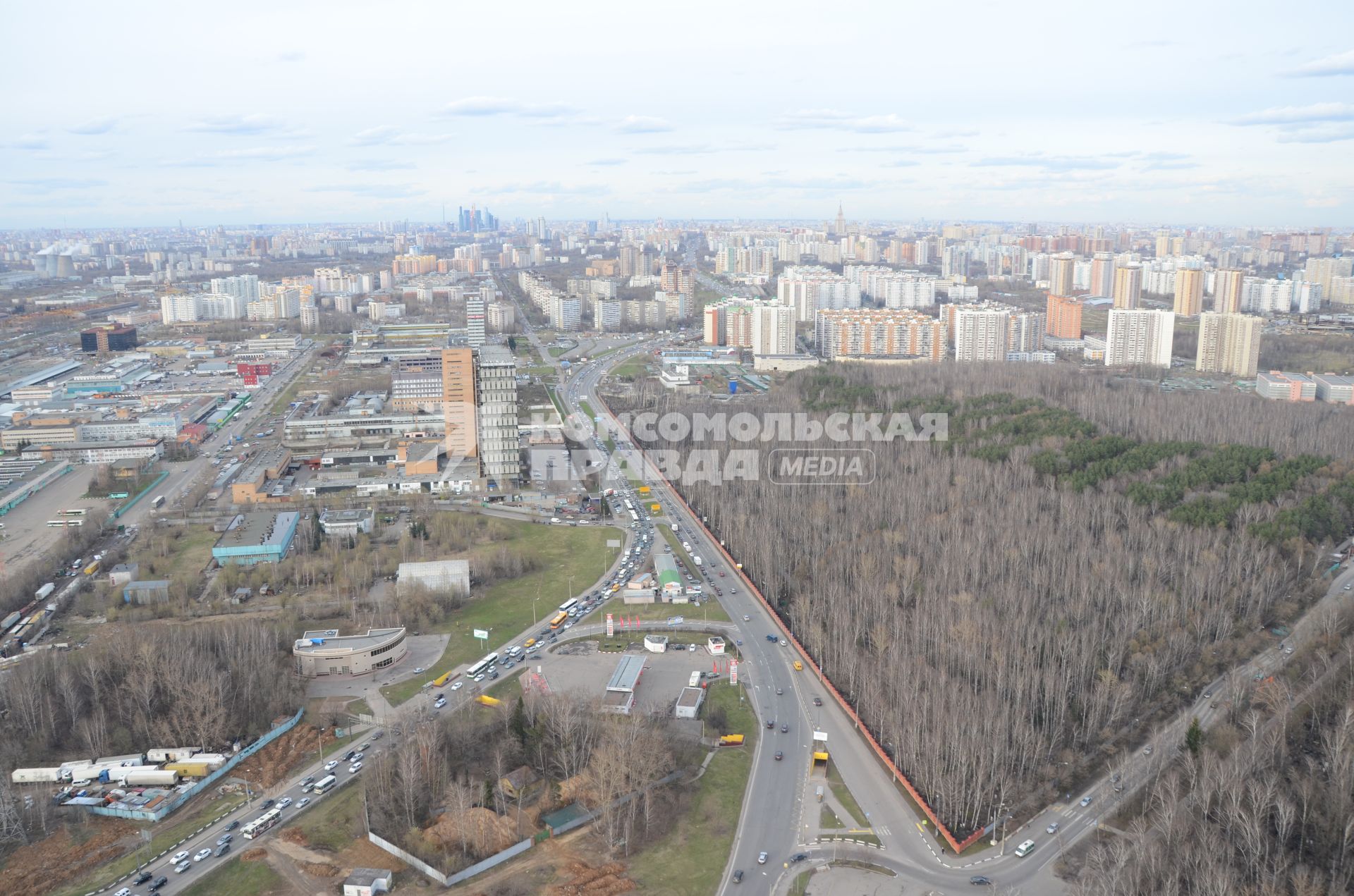 Полет на вертолете. На снимке: панорама Москвы из салона веролета.