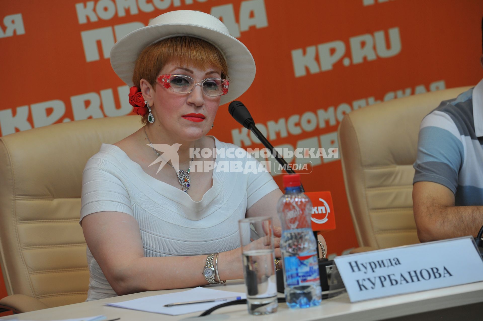 Пресс-центр ИД `Комсомольская правда`. Тема: `С какими вопросами люди идут к народным целителям? Резервы человеческого организма и механизмы оздоровления.` На снимке: `Азербайджанская Ванга`, ясновидящая и целительница Нурида Курбанова.