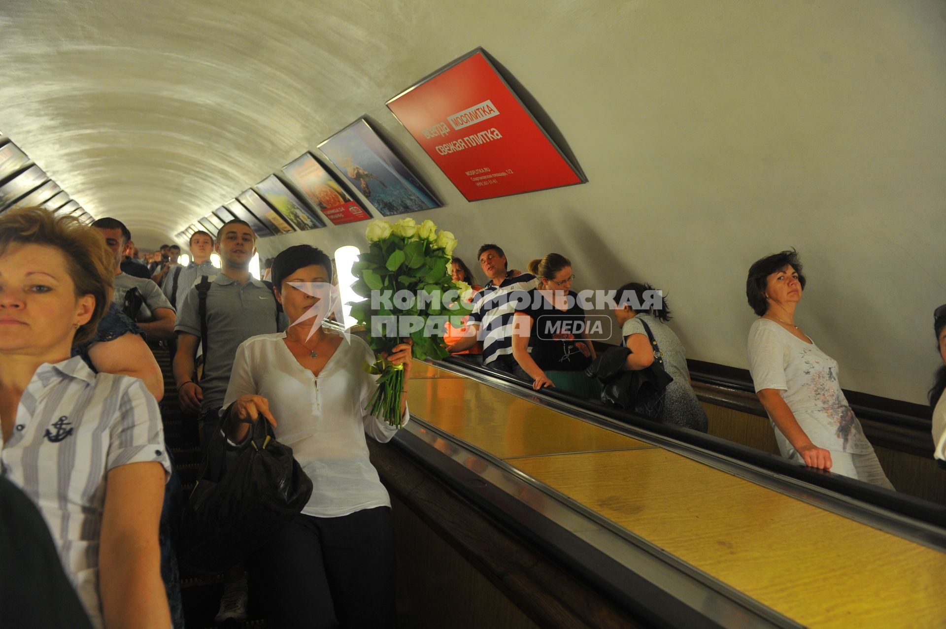 Московский метрополитен. Станция Бауманская. На снимке: люди на эскалаторе.