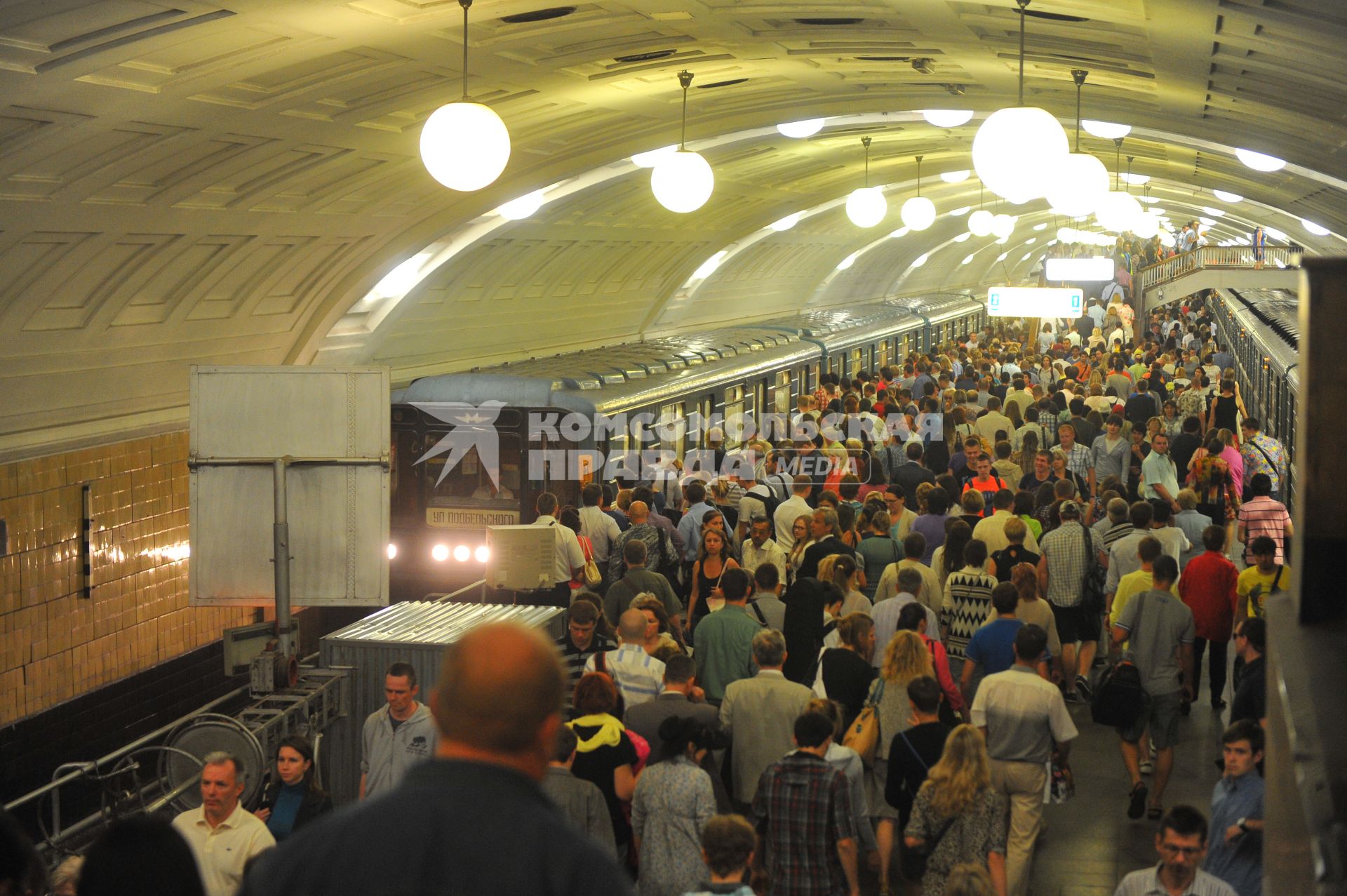 Московский метрополитен. Станция Бауманская. На снимке: пассажиры метро.