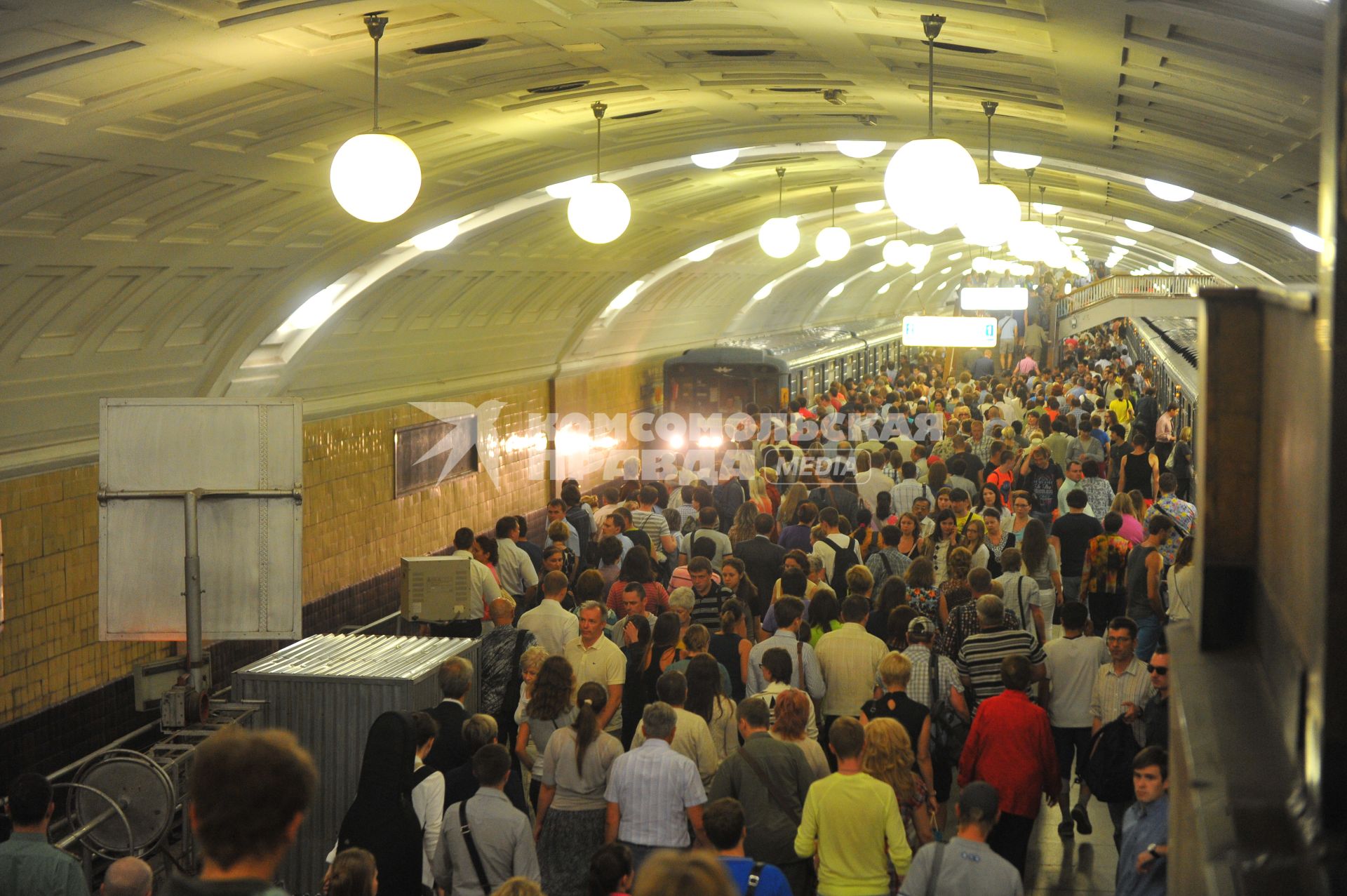 Московский метрополитен. Станция Бауманская. На снимке: пассажиры метро.