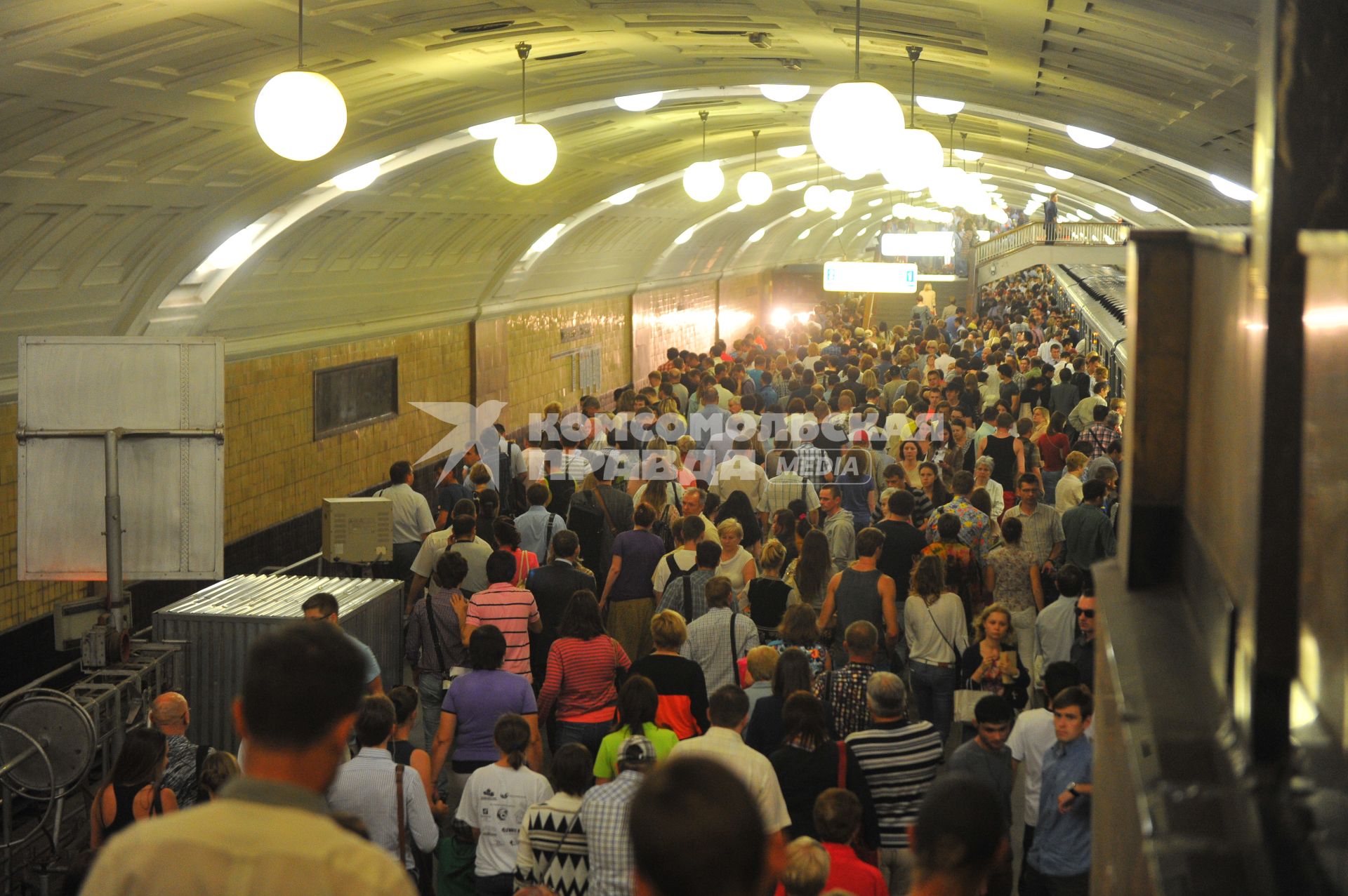 Московский метрополитен. Станция Бауманская. На снимке: пассажиры метро.