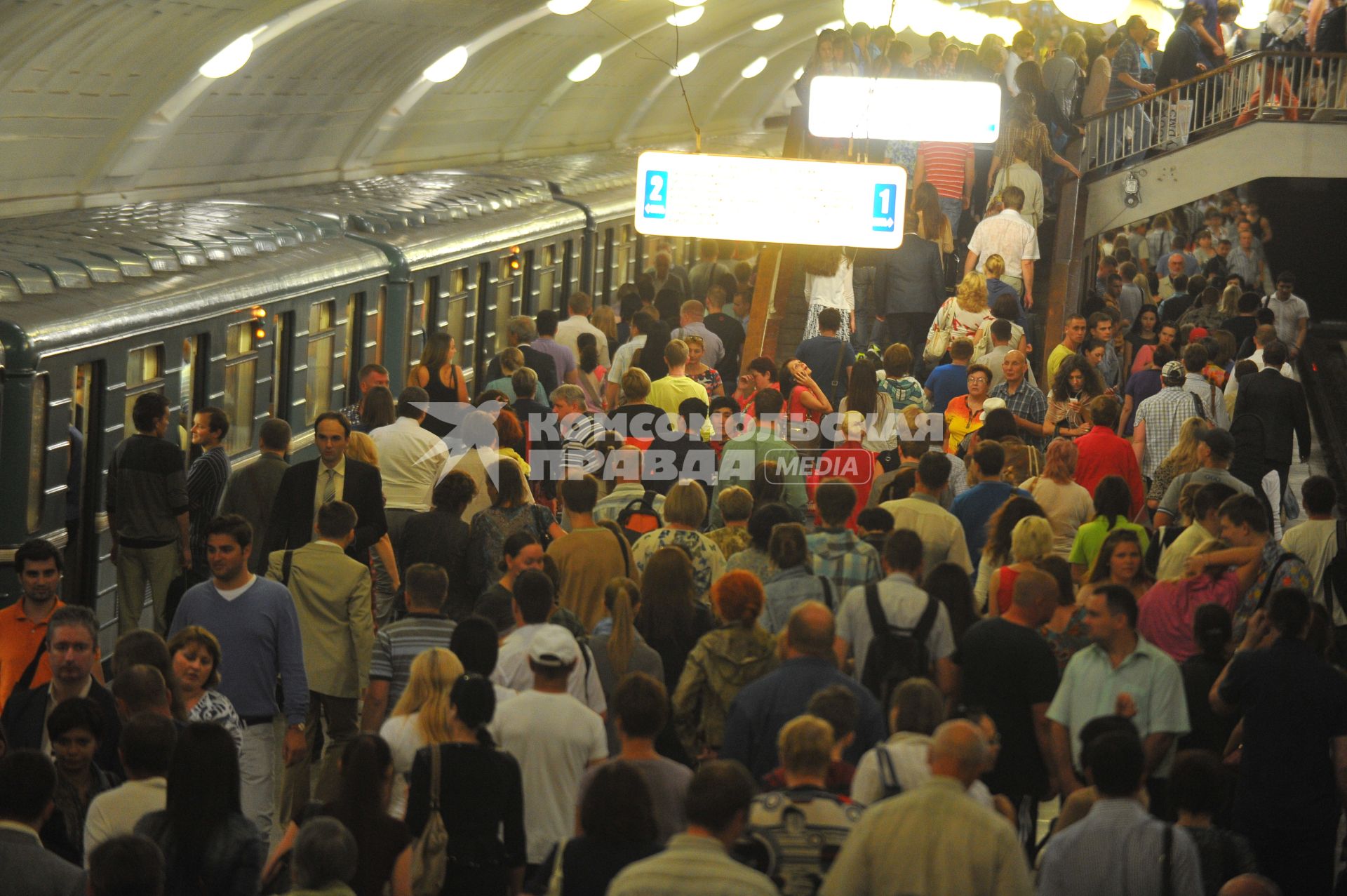 Московский метрополитен. Станция Бауманская. На снимке: пассажиры метро осуществляют посадку на прибывший поезд.