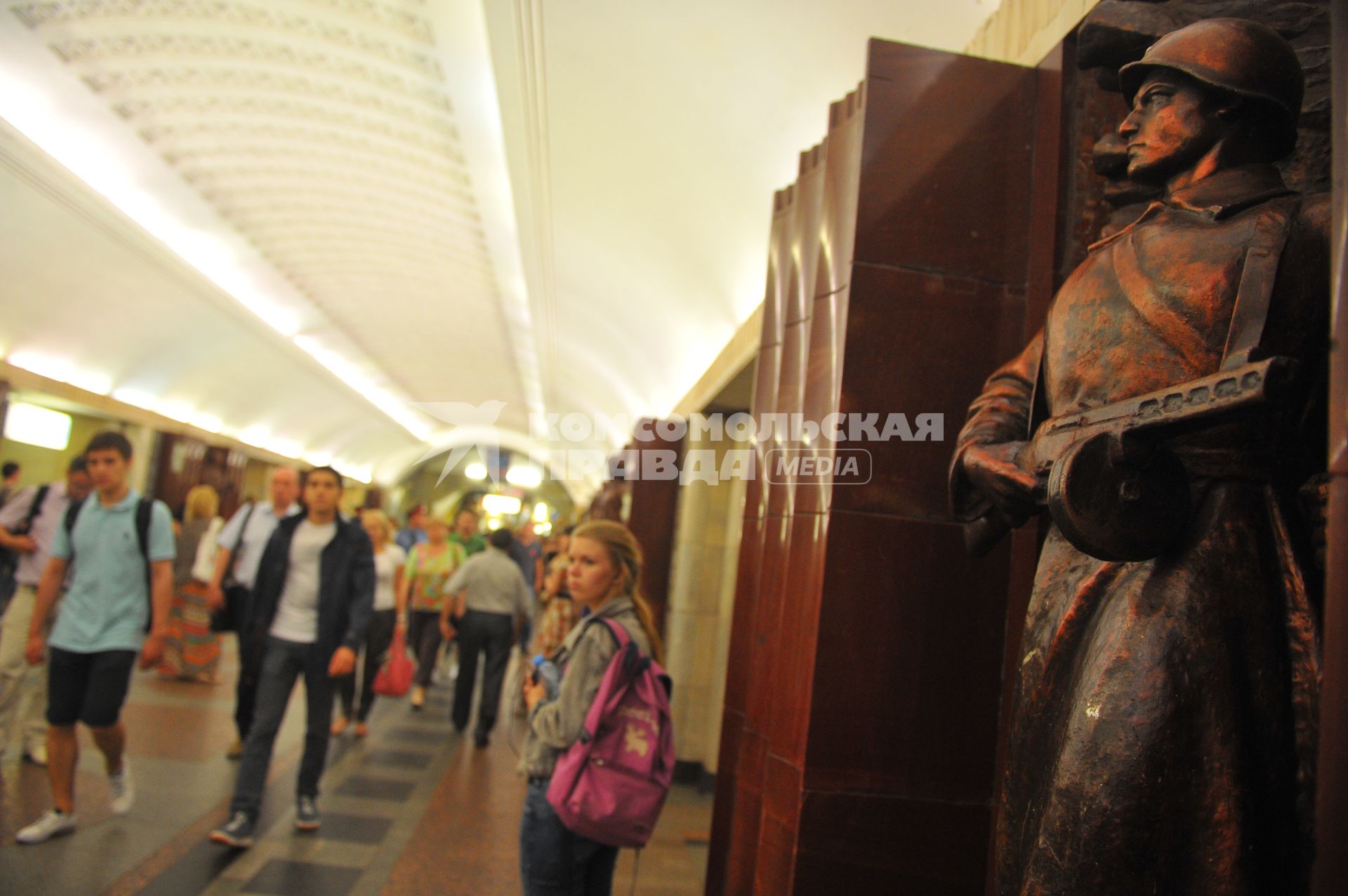 Московский метрополитен. Станция Бауманская. На снимке: пассажиры метро