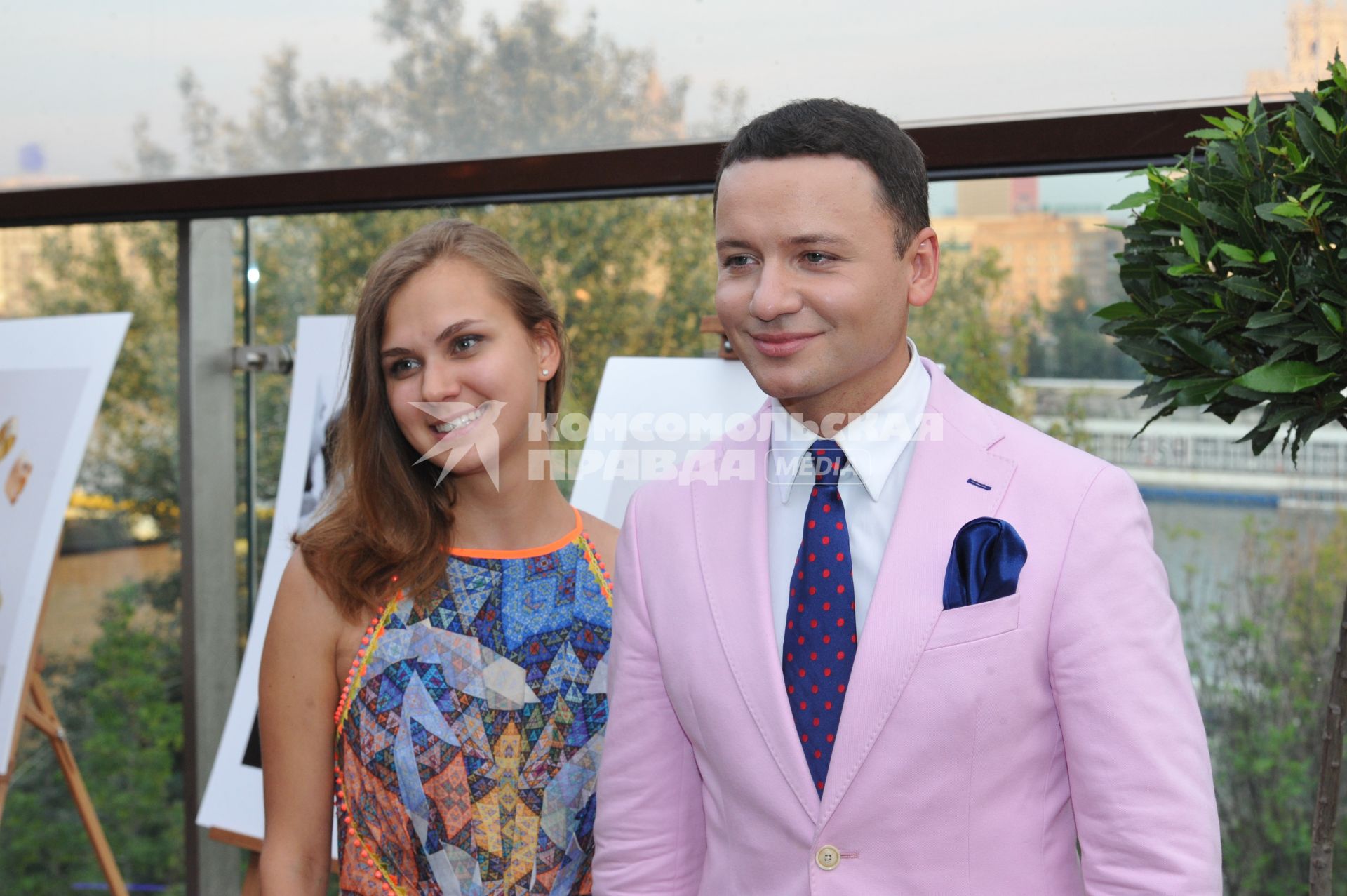 Прием журнала `HELLO` `Великие имена` в рамках 35-го ММКФ. На снимке: актер Александр Олешко с подругой Викторией Минеевой.