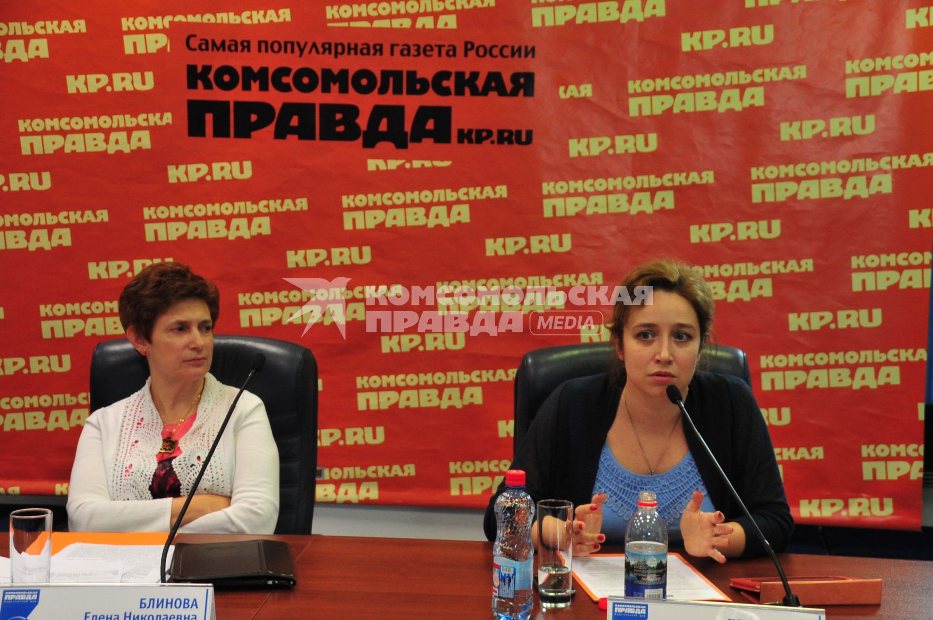 Пресс-центр ИД `Комсомольская правда`. Круглый стол на тему: `Пенсионная реформа и негосударственное пенсионное страхование: как копить на будущую пенсию?`. На снимке: начальник Департамента организации и контроля инвестиционных процессов Пенсионного фонда России Елена Блинова (слева) и директор проекта Фонда общественного мнения (ФОМ) Людмила Преснякова.
