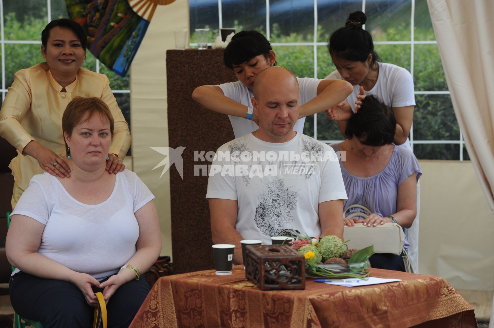Фестиваль `7 красок: Загадочная Азия` в парке искусств `Музеон`. На снимке: сеанс синхронного тайского классического массажа.