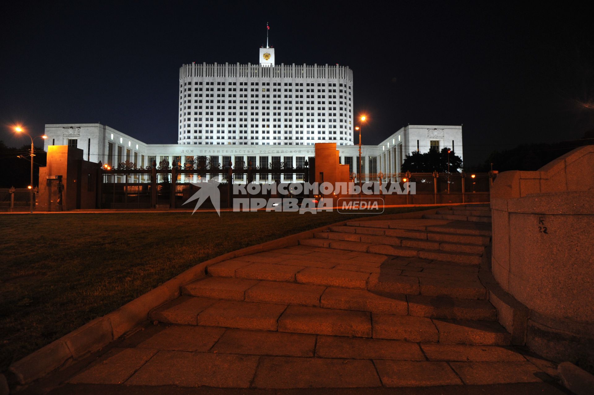 Виды вечерней Москвы. На снимке: дом правительства РФ.