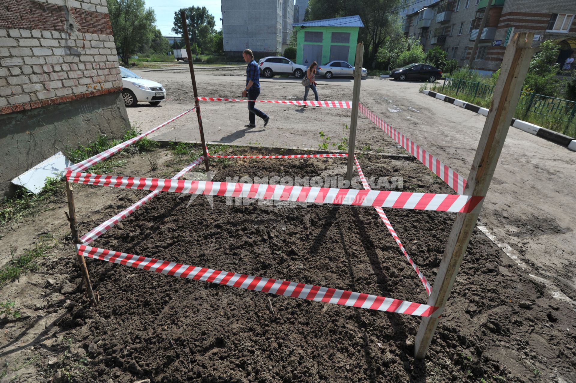 Поселок Давыдово. Семилетняя Вика Жохова выносила мусор и упала в яму с горячей водой, которая образовалась из-за прорыва теплотрассы. Ребенок получил 50% тела. Трагедия произошла по вине управляющей компании, обслуживающей теплотрассу в Орехово-Зуевском районе, т.к. не привела в порядок территорию после земляных работ. На снимке: место происшествия.