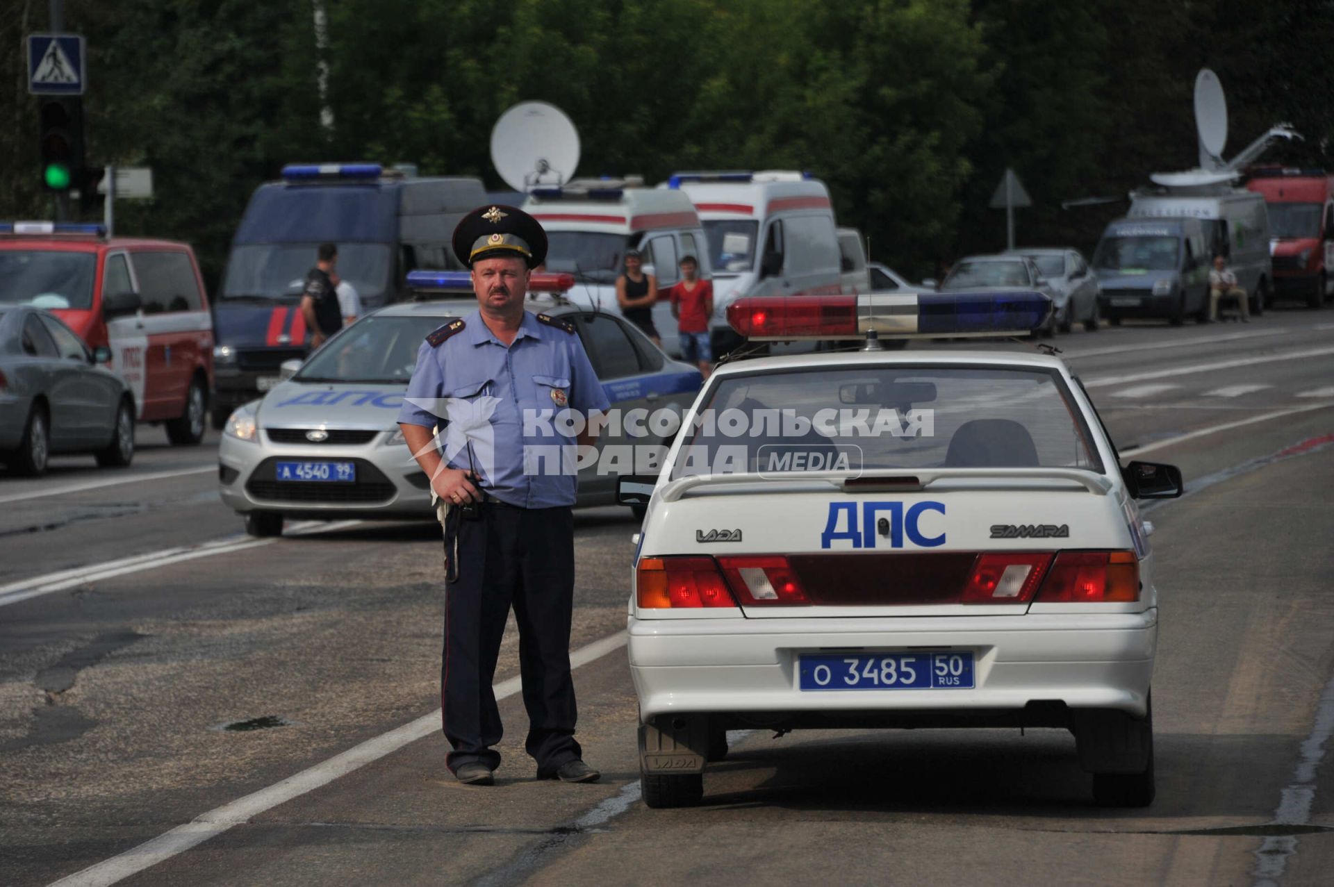 В результате ДТП под Подольском, погибли 18 пассажиров рейсового автобуса. Водитель КамАЗа не уступил дорогу автобусу и на полном ходу протаранил его. В результате удара груженного щебнем грузовика у автобуса оторвало заднюю часть. На снимке: сотрудник ДПС на месте аварии.