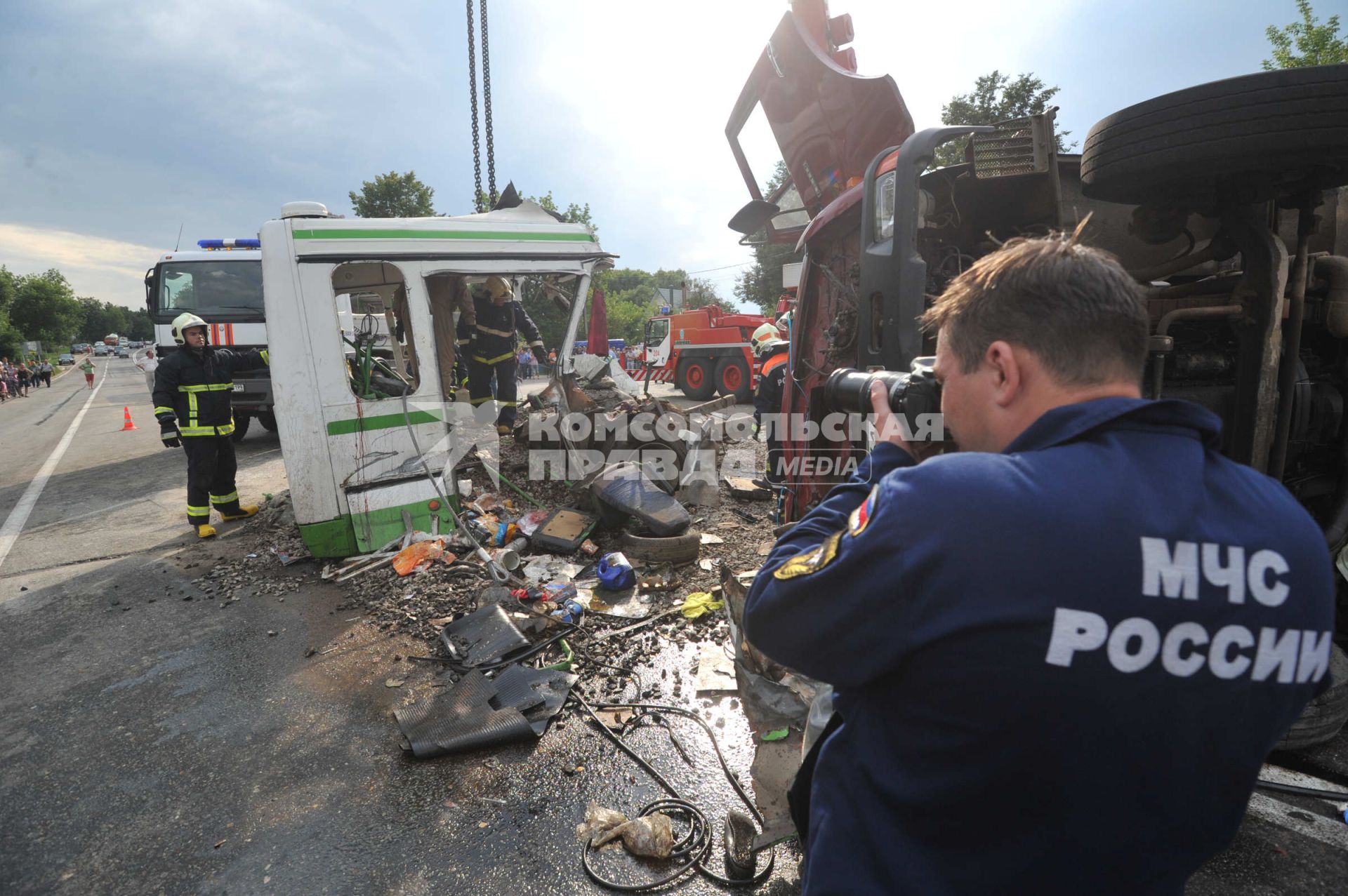 В результате ДТП под Подольском, погибли 18 пассажиров рейсового автобуса. Водитель КамАЗа не уступил дорогу автобусу и на полном ходу протаранил его. В результате удара груженного щебнем грузовика у автобуса оторвало заднюю часть. На снимке: сотрудники МЧС на месте аварии.