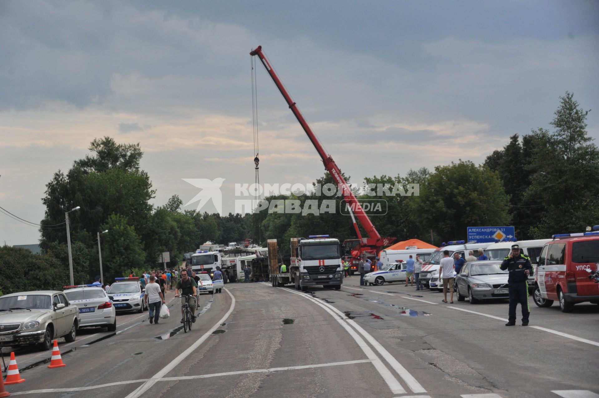 В результате ДТП под Подольском, погибли 18 пассажиров рейсового автобуса. Водитель КамАЗа не уступил дорогу автобусу и на полном ходу протаранил его. В результате удара груженного щебнем грузовика у автобуса оторвало заднюю часть. На снимке: место аварии.