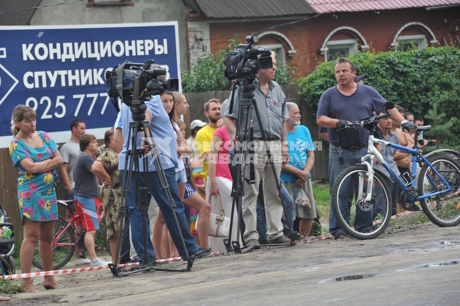 В результате ДТП под Подольском, погибли 18 пассажиров рейсового автобуса. Водитель КамАЗа не уступил дорогу автобусу и на полном ходу протаранил его. В результате удара груженного щебнем грузовика у автобуса оторвало заднюю часть. На снимке: корреспонденты на месте аварии.