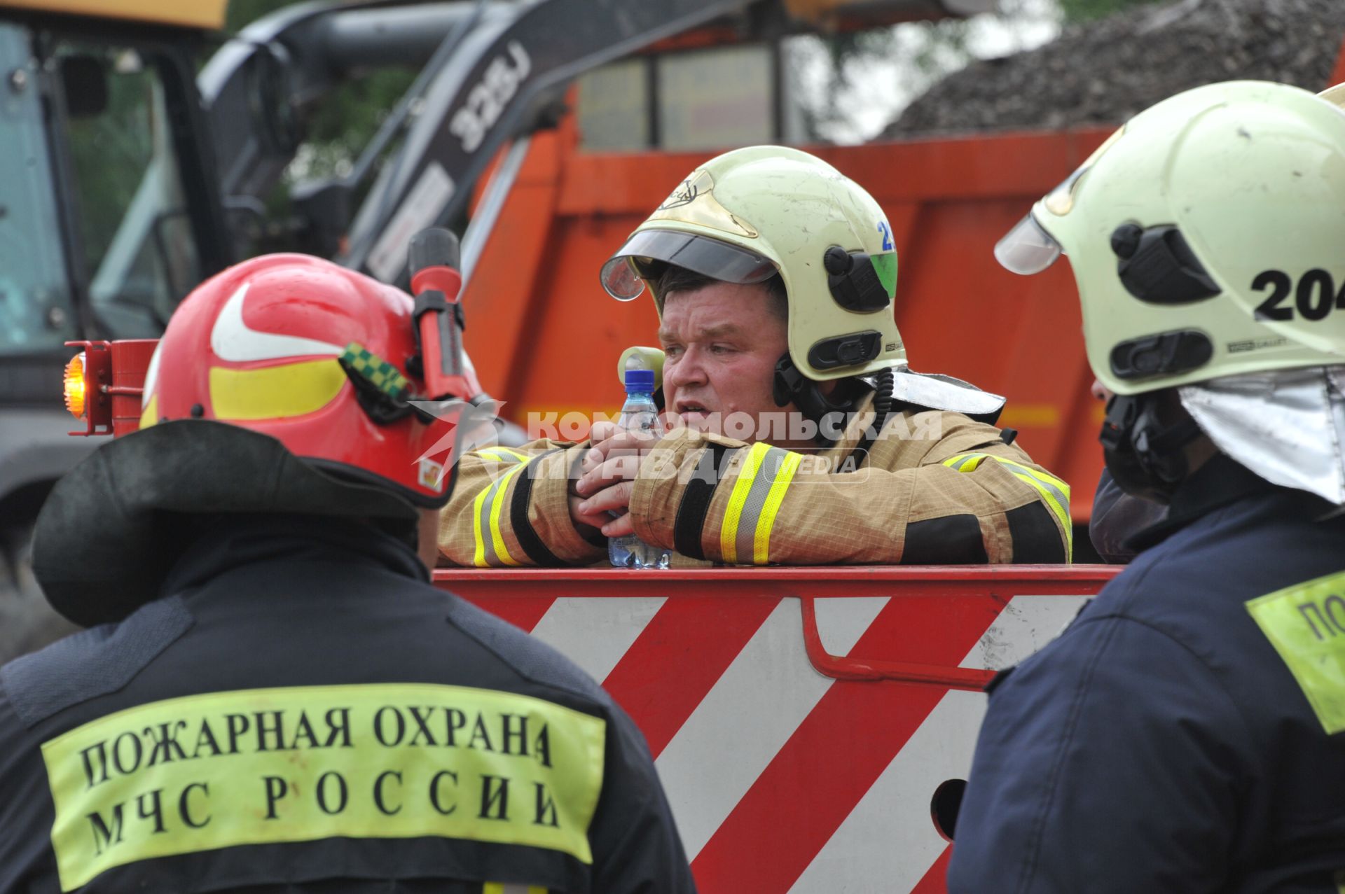 В результате ДТП под Подольском, погибли 18 пассажиров рейсового автобуса. Водитель КамАЗа не уступил дорогу автобусу и на полном ходу протаранил его. В результате удара груженного щебнем грузовика у автобуса оторвало заднюю часть. На снимке: сотрудники МЧС на месте аварии.