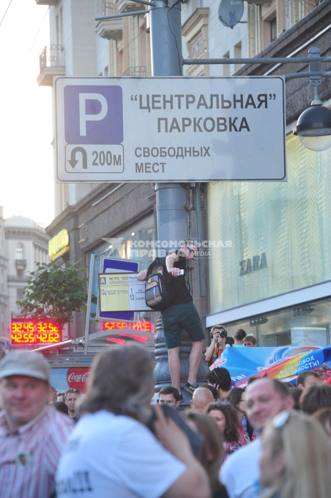 Несанкионированная акция в поддержку блогера, основателя антикоррупционного проекта `РосПил` Алексея Навального, обвиняемого в растрате имущества `Кировлеса` и приговоренного Ленинским судом г.Кирова к пяти годам лишения свободы. На снимке: активисты на Охотном ряду.