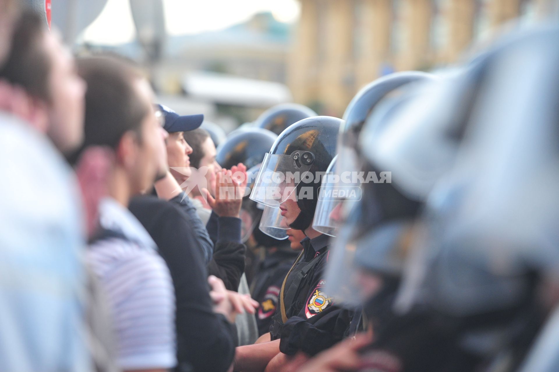 Несанкионированная акция в поддержку блогера, основателя антикоррупционного проекта `РосПил` Алексея Навального, обвиняемого в растрате имущества `Кировлеса` и приговоренного Ленинским судом г.Кирова к пяти годам лишения свободы. На снимке: полицейское оцепление на Охотном Ряду.