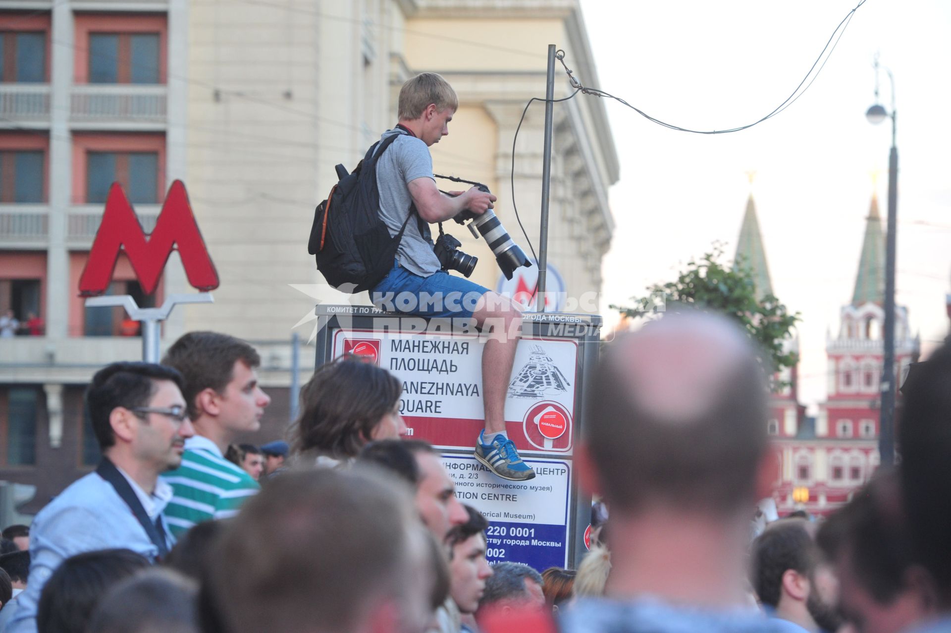 Несанкионированная акция в поддержку блогера, основателя антикоррупционного проекта `РосПил` Алексея Навального, обвиняемого в растрате имущества `Кировлеса` и приговоренного Ленинским судом г.Кирова к пяти годам лишения свободы. На снимке: активисты на Манежной площади.