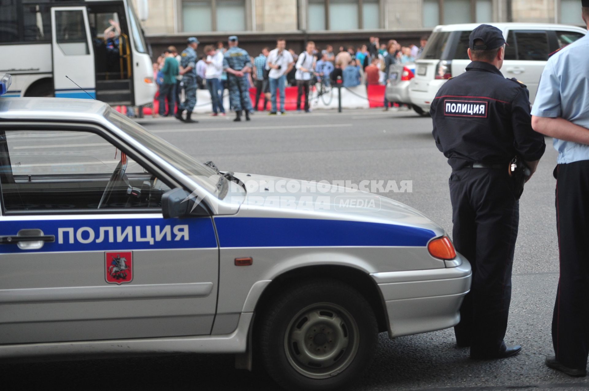 Несанкионированная акция в поддержку блогера, основателя антикоррупционного проекта `РосПил` Алексея Навального, обвиняемого в растрате имущества `Кировлеса` и приговоренного Ленинским судом г.Кирова к пяти годам лишения свободы. На снимке: полицейский.