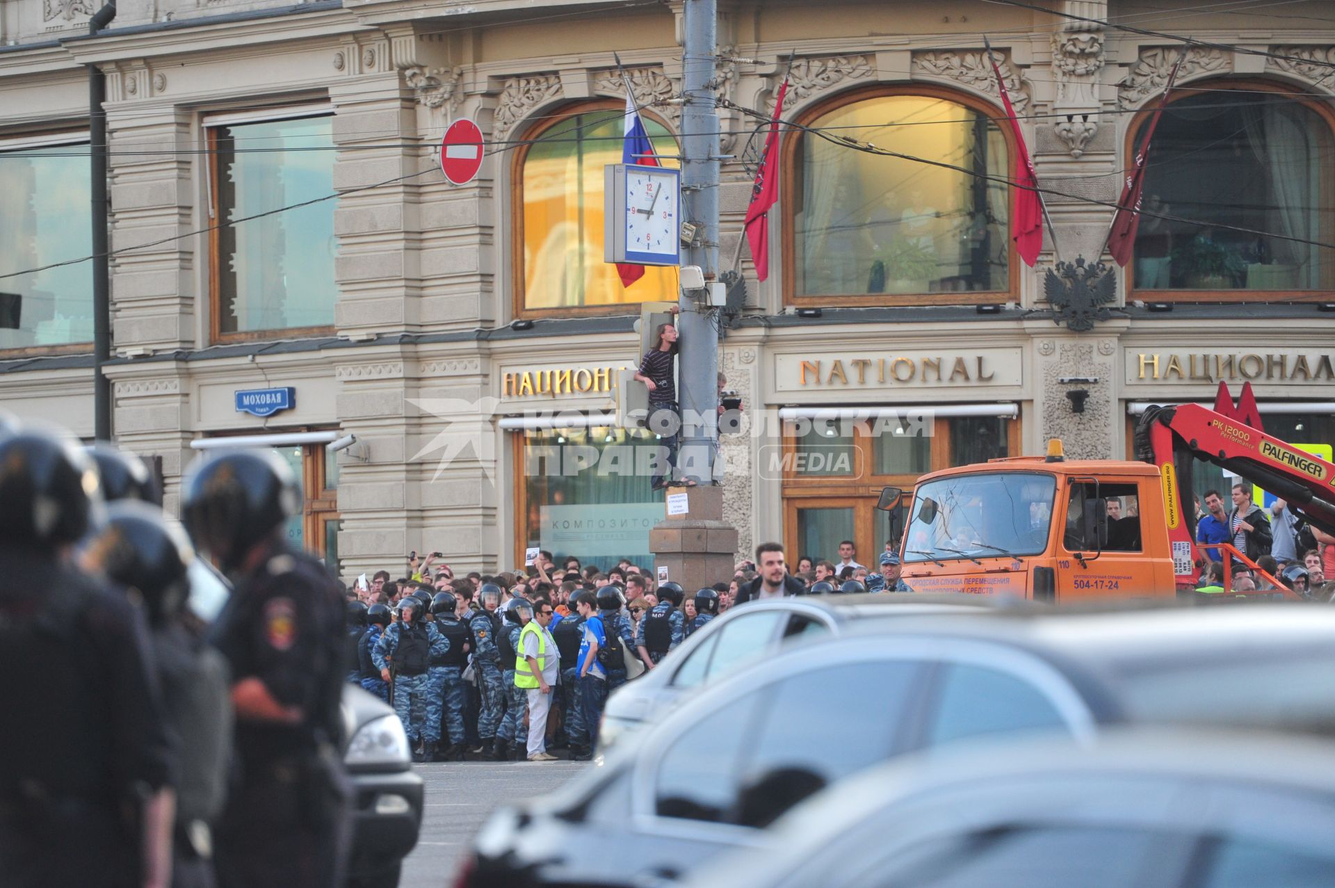 Несанкионированная акция в поддержку блогера, основателя антикоррупционного проекта `РосПил` Алексея Навального, обвиняемого в растрате имущества `Кировлеса` и приговоренного Ленинским судом г.Кирова к пяти годам лишения свободы. На снимке: полицейское оцепление на Охотном Ряду.