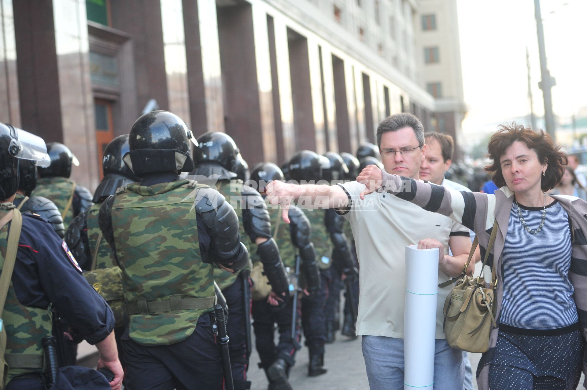 Несанкионированная акция в поддержку блогера, основателя антикоррупционного проекта `РосПил` Алексея Навального, обвиняемого в растрате имущества `Кировлеса` и приговоренного Ленинским судом г.Кирова к пяти годам лишения свободы. На снимке: полицейские.