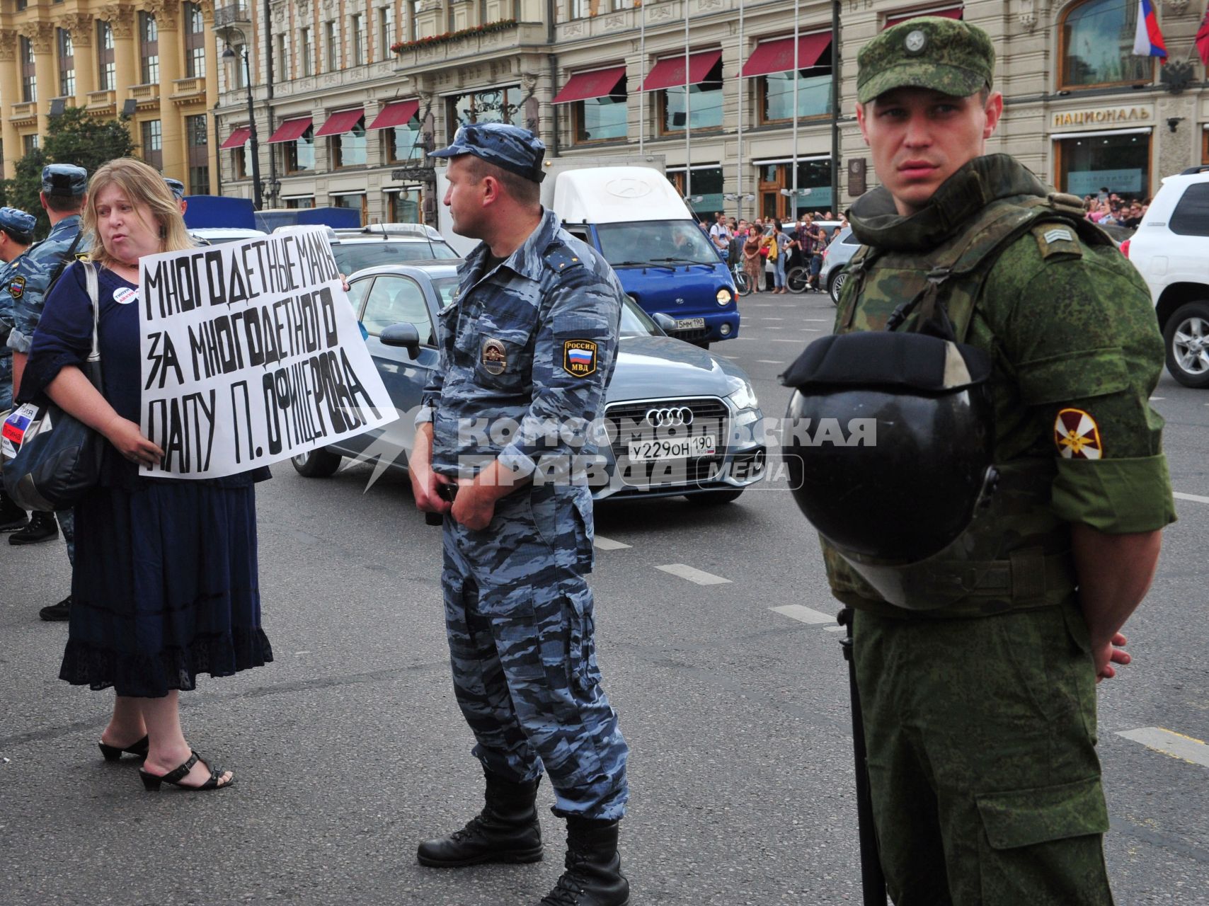 Несанкионированная акция в поддержку блогера, основателя антикоррупционного проекта `РосПил` Алексея Навального, обвиняемого в растрате имущества `Кировлеса` и приговоренного Ленинским судом г.Кирова к пяти годам лишения свободы. На снимке: активистка держит плакат `Многодетные мама за многдетного папу П.Офицерова`.