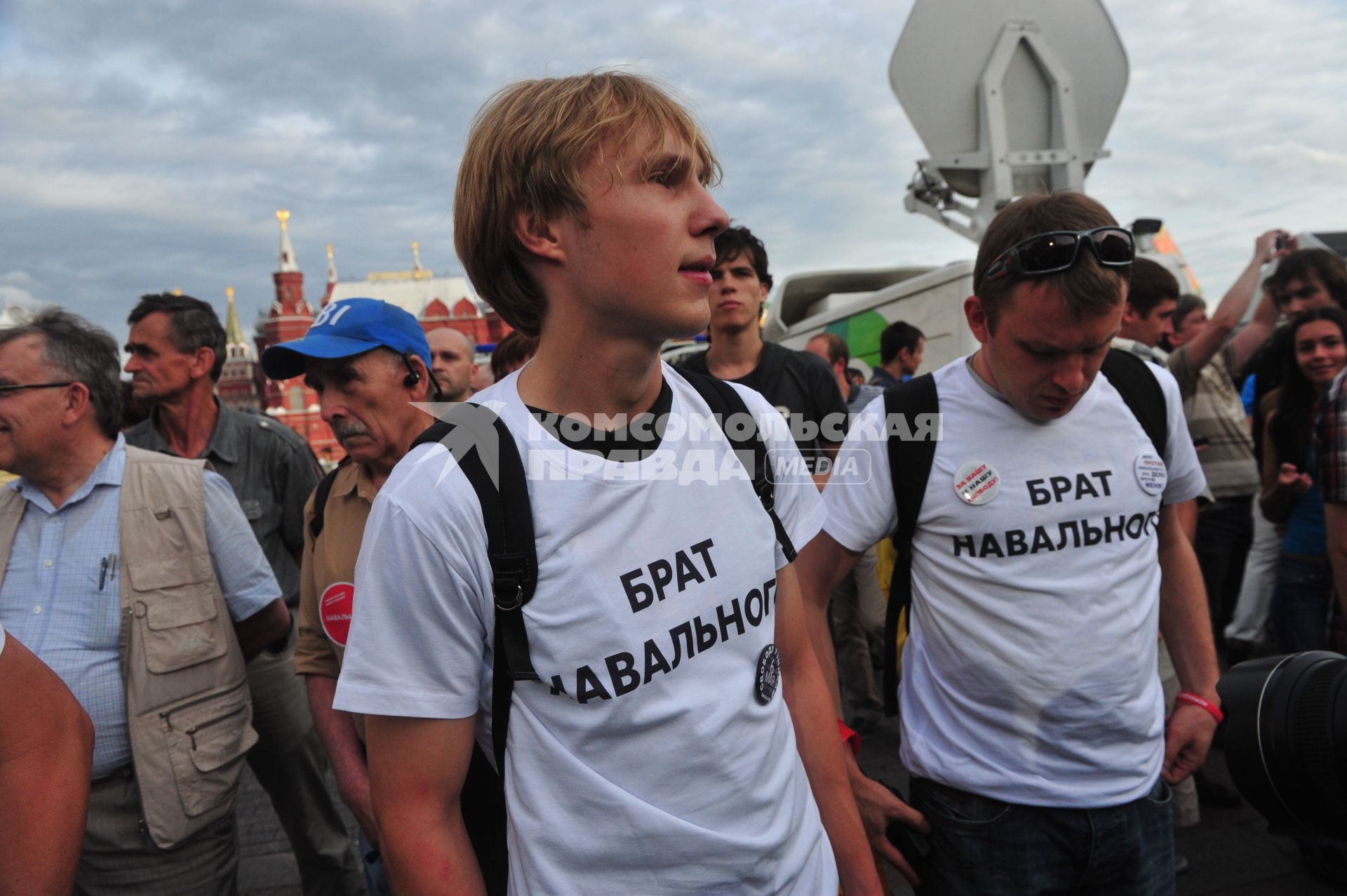 Несанкионированная акция в поддержку блогера, основателя антикоррупционного проекта `РосПил` Алексея Навального, обвиняемого в растрате имущества `Кировлеса` и приговоренного Ленинским судом г.Кирова к пяти годам лишения свободы на Манежной площади. На снимке: активисты в футболках с надписью `Брат Навального`.