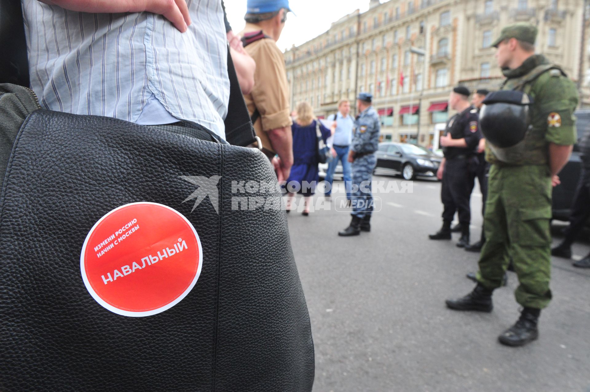 Несанкионированная акция в поддержку блогера, основателя антикоррупционного проекта `РосПил` Алексея Навального, обвиняемого в растрате имущества `Кировлеса` и приговоренного Ленинским судом г.Кирова к пяти годам лишения свободы на Манежной площади.