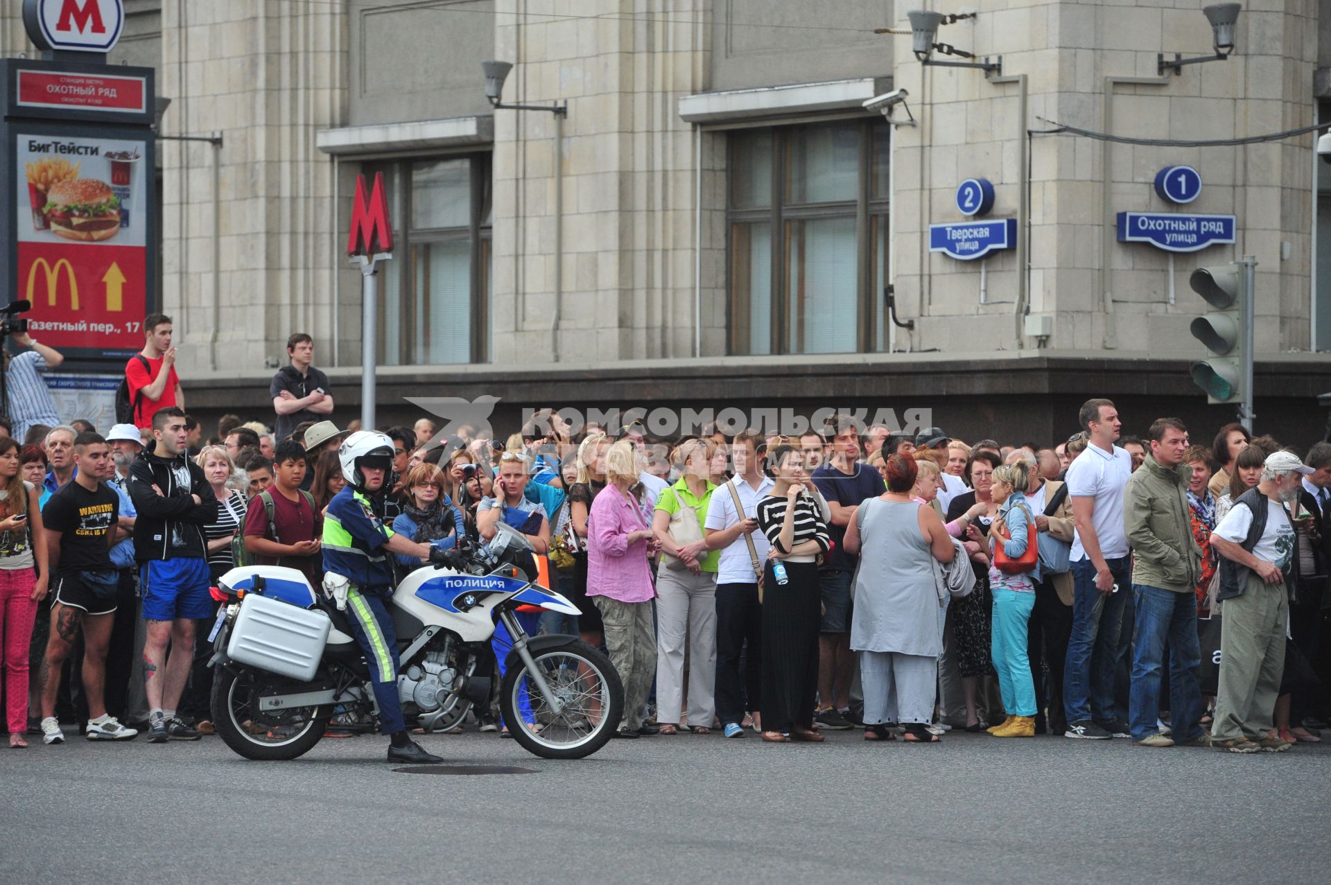 Несанкионированная акция в поддержку блогера, основателя антикоррупционного проекта `РосПил` Алексея Навального, обвиняемого в растрате имущества `Кировлеса` и приговоренного Ленинским судом г.Кирова к пяти годам лишения свободы на Манежной площади.