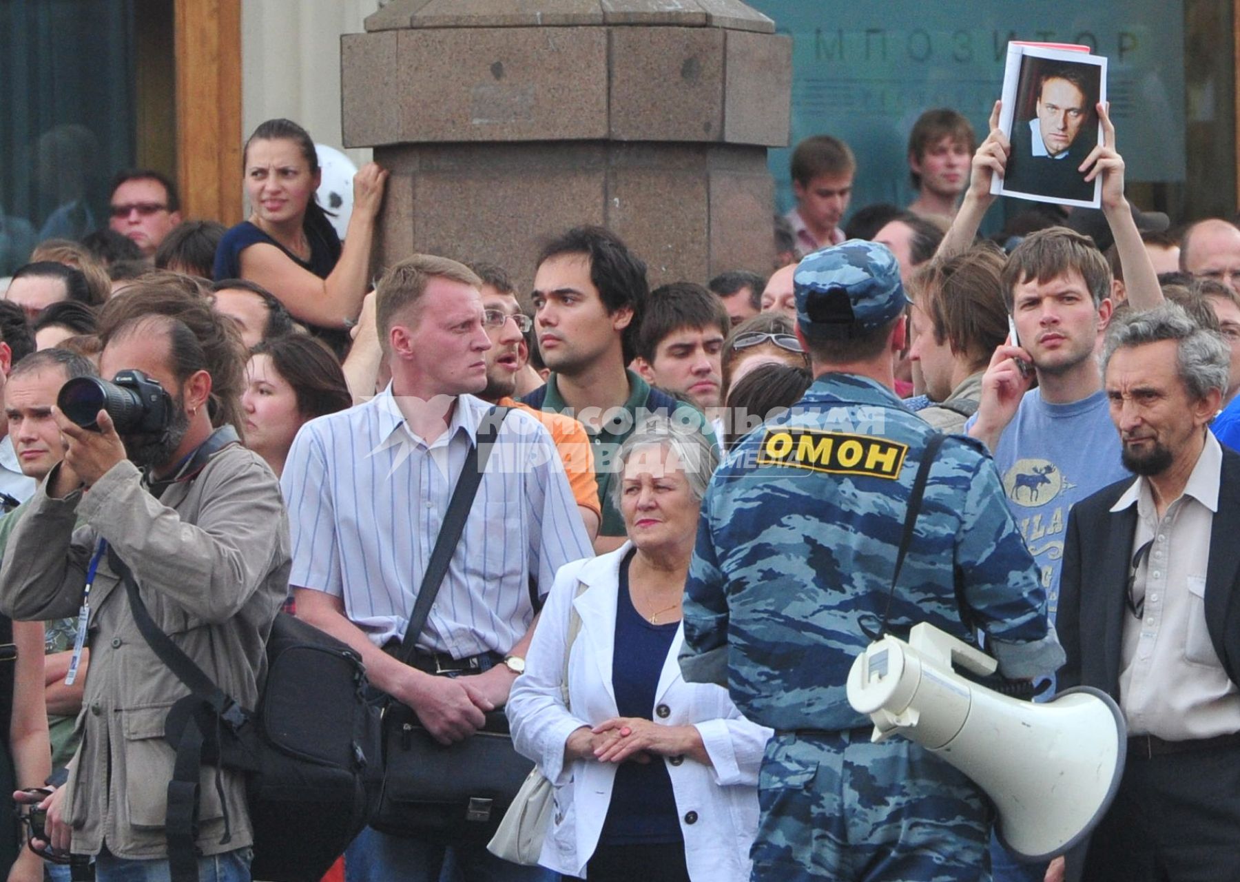 Несанкионированная акция в поддержку блогера, основателя антикоррупционного проекта `РосПил` Алексея Навального, обвиняемого в растрате имущества `Кировлеса` и приговоренного Ленинским судом г.Кирова к пяти годам лишения свободы на Манежной площади. На снимке: активистка держит фотографию Навального.