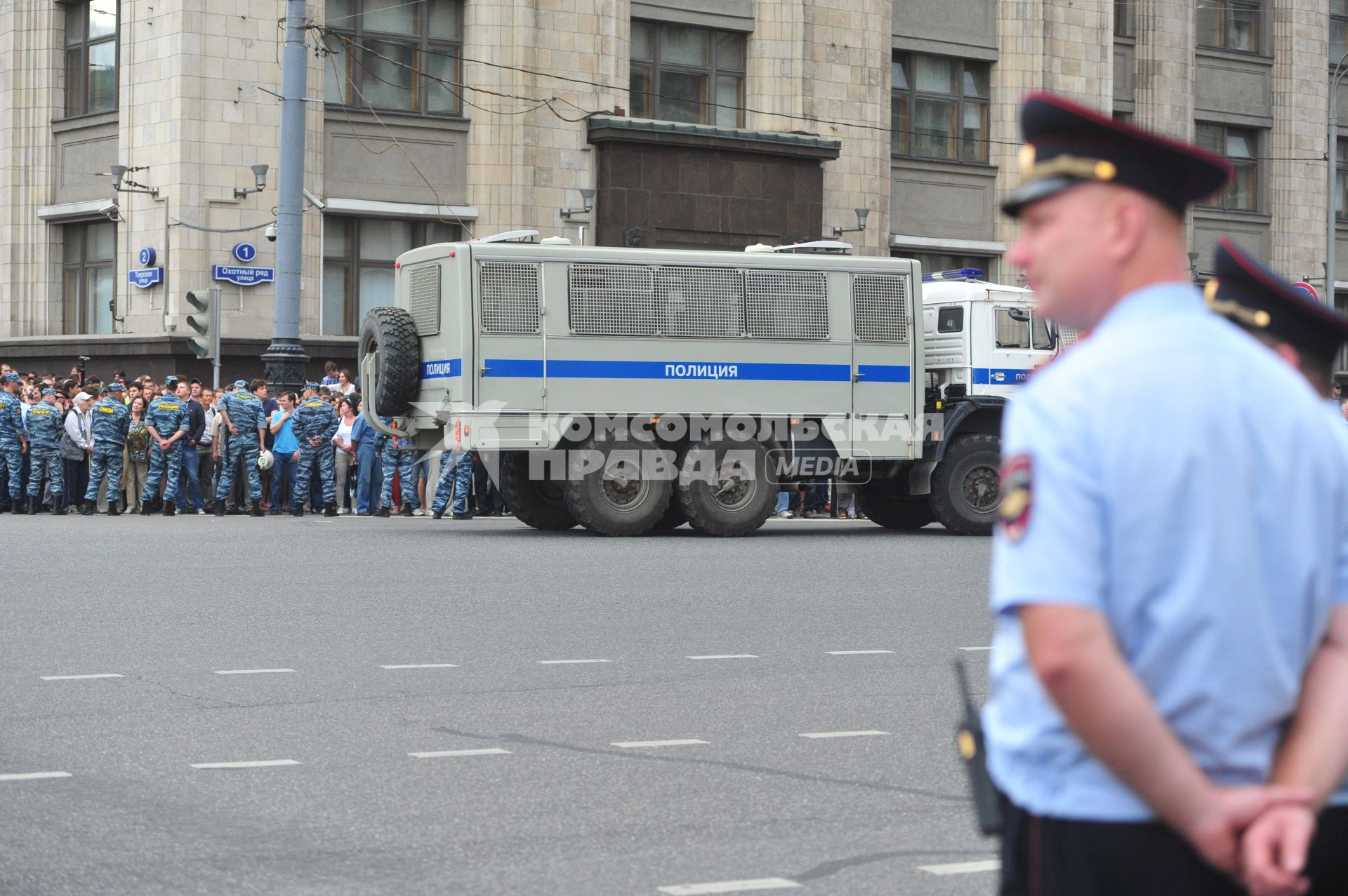 Несанкионированная акция в поддержку блогера, основателя антикоррупционного проекта `РосПил` Алексея Навального, обвиняемого в растрате имущества `Кировлеса` и приговоренного Ленинским судом г.Кирова к пяти годам лишения свободы. На снимке: активисты у здания Государственной думы РФ.