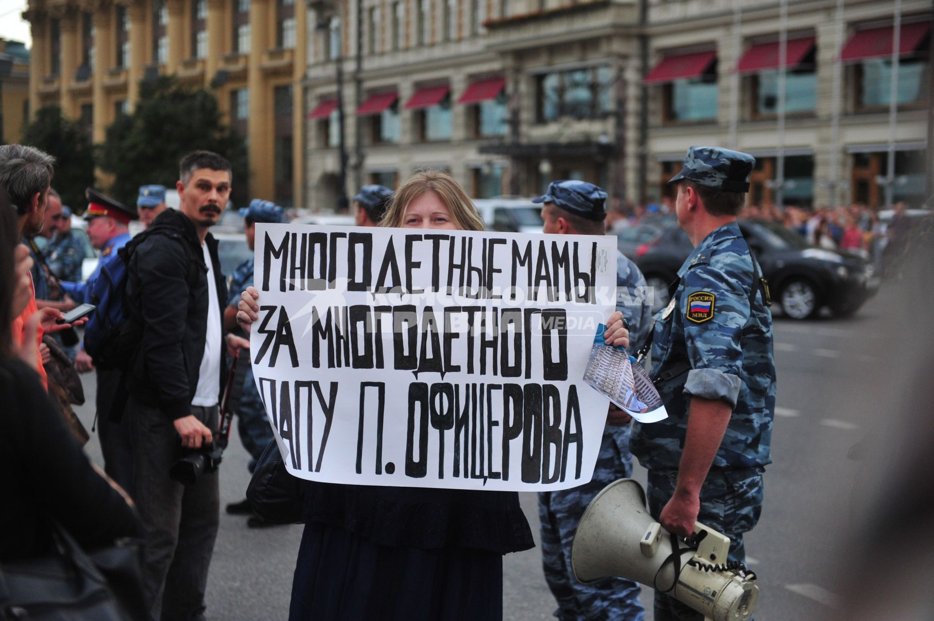 Несанкионированная акция в поддержку блогера, основателя антикоррупционного проекта `РосПил` Алексея Навального, обвиняемого в растрате имущества `Кировлеса` и приговоренного Ленинским судом г.Кирова к пяти годам лишения свободы. На снимке: активистка держит плакат `Многодетные мама за многдетного папу П.Офицерова`.