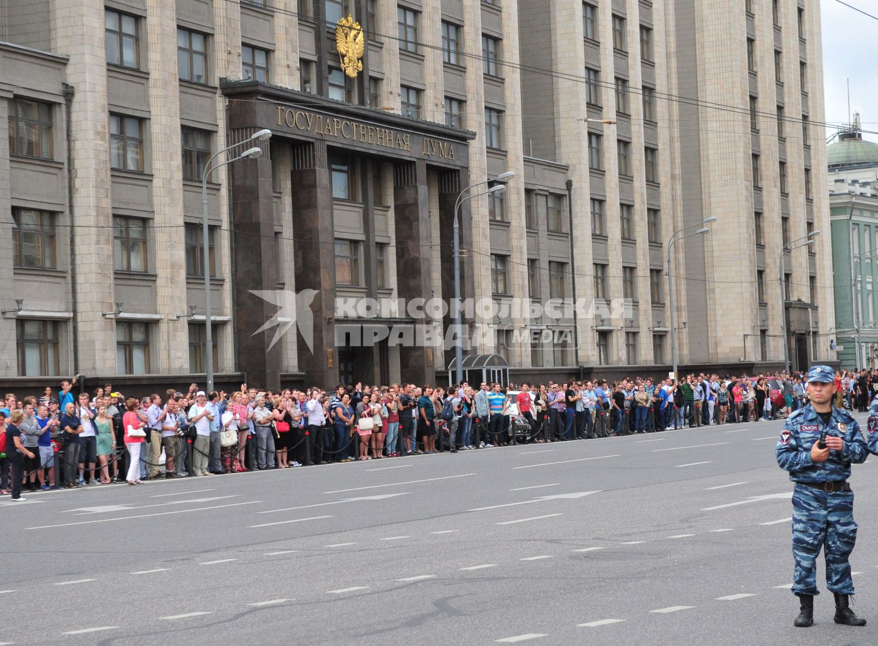 Несанкионированная акция в поддержку блогера, основателя антикоррупционного проекта `РосПил` Алексея Навального, обвиняемого в растрате имущества `Кировлеса` и приговоренного Ленинским судом г.Кирова к пяти годам лишения свободы. На снимке: активисты у здания Государственной думы РФ.