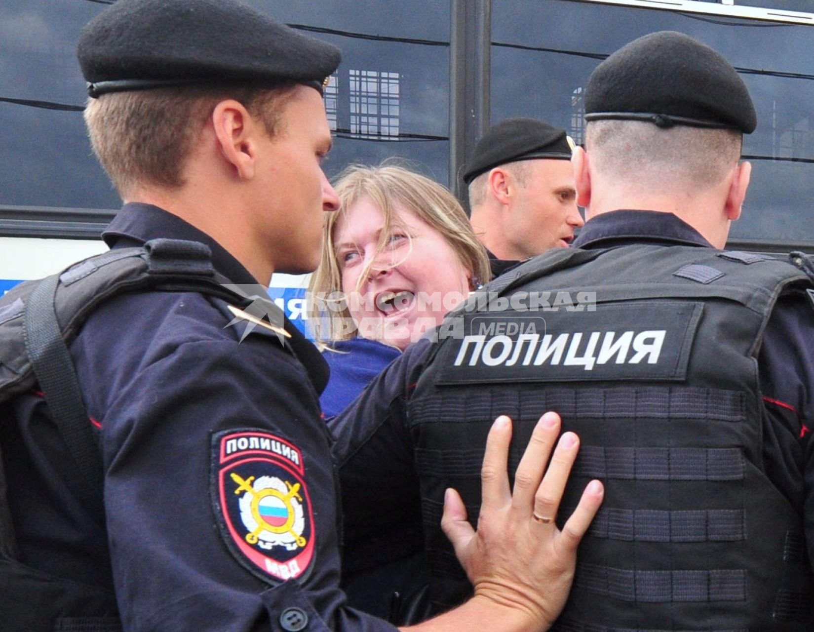 Несанкионированная акция в поддержку блогера, основателя антикоррупционного проекта `РосПил` Алексея Навального, обвиняемого в растрате имущества `Кировлеса` и приговоренного Ленинским судом г.Кирова к пяти годам лишения свободы на Манежной площади. На снимке: полицейские задерживают активистку.