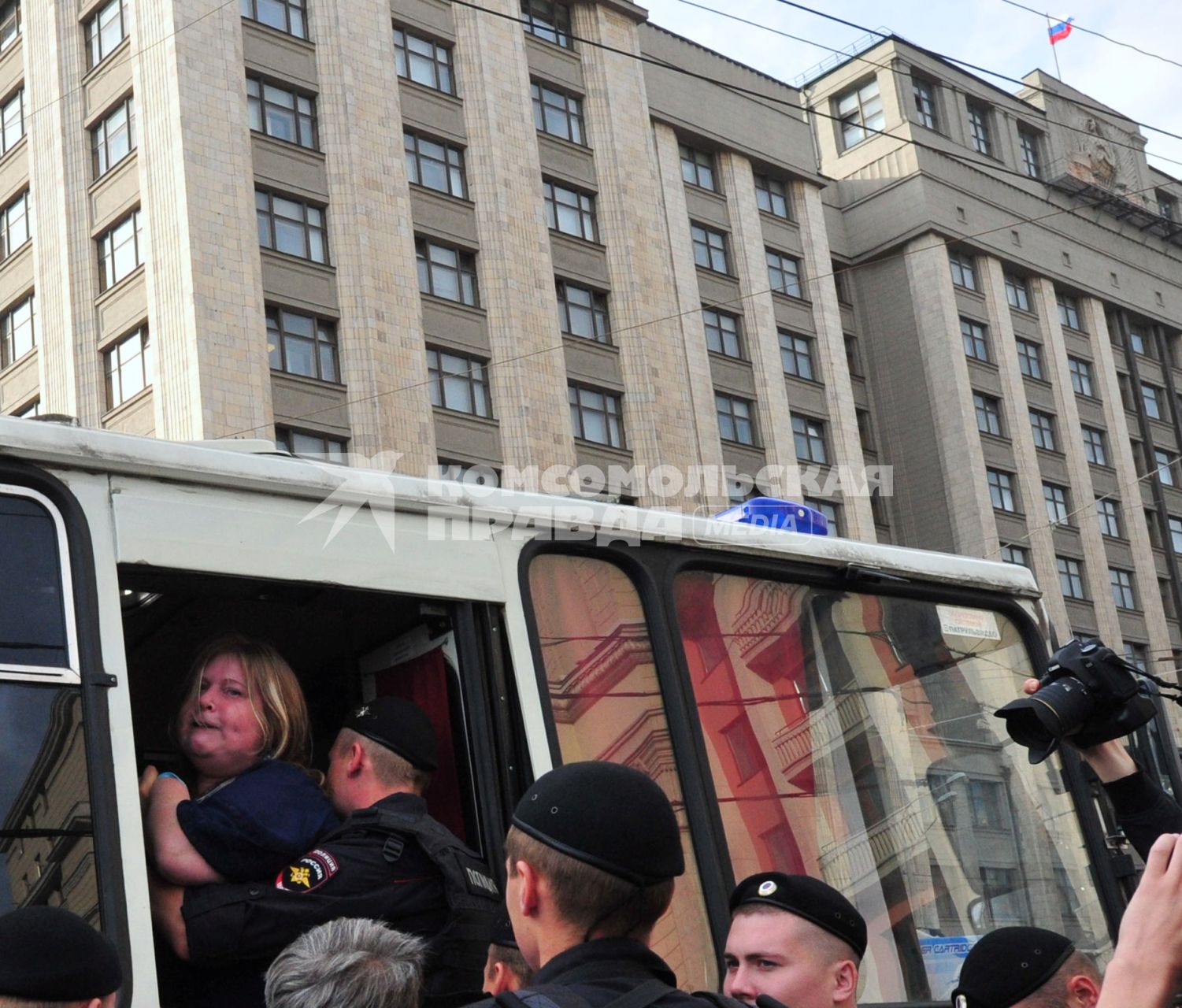 Несанкионированная акция в поддержку блогера, основателя антикоррупционного проекта `РосПил` Алексея Навального, обвиняемого в растрате имущества `Кировлеса` и приговоренного Ленинским судом г.Кирова к пяти годам лишения свободы на Манежной площади. На снимке: полицейские задерживают активистку.